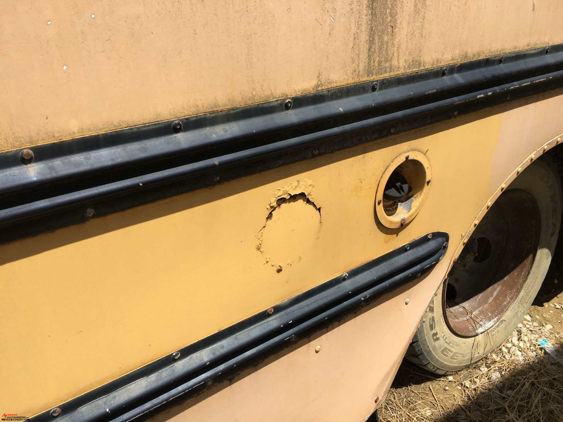 1993 CROWN MINI SCHOOL BUS, 350, AUTOMATIC, BEEN SITTING FOR A LONG TIME, DINGS/SCRATCHES/DENTS/ - Image 6 of 11