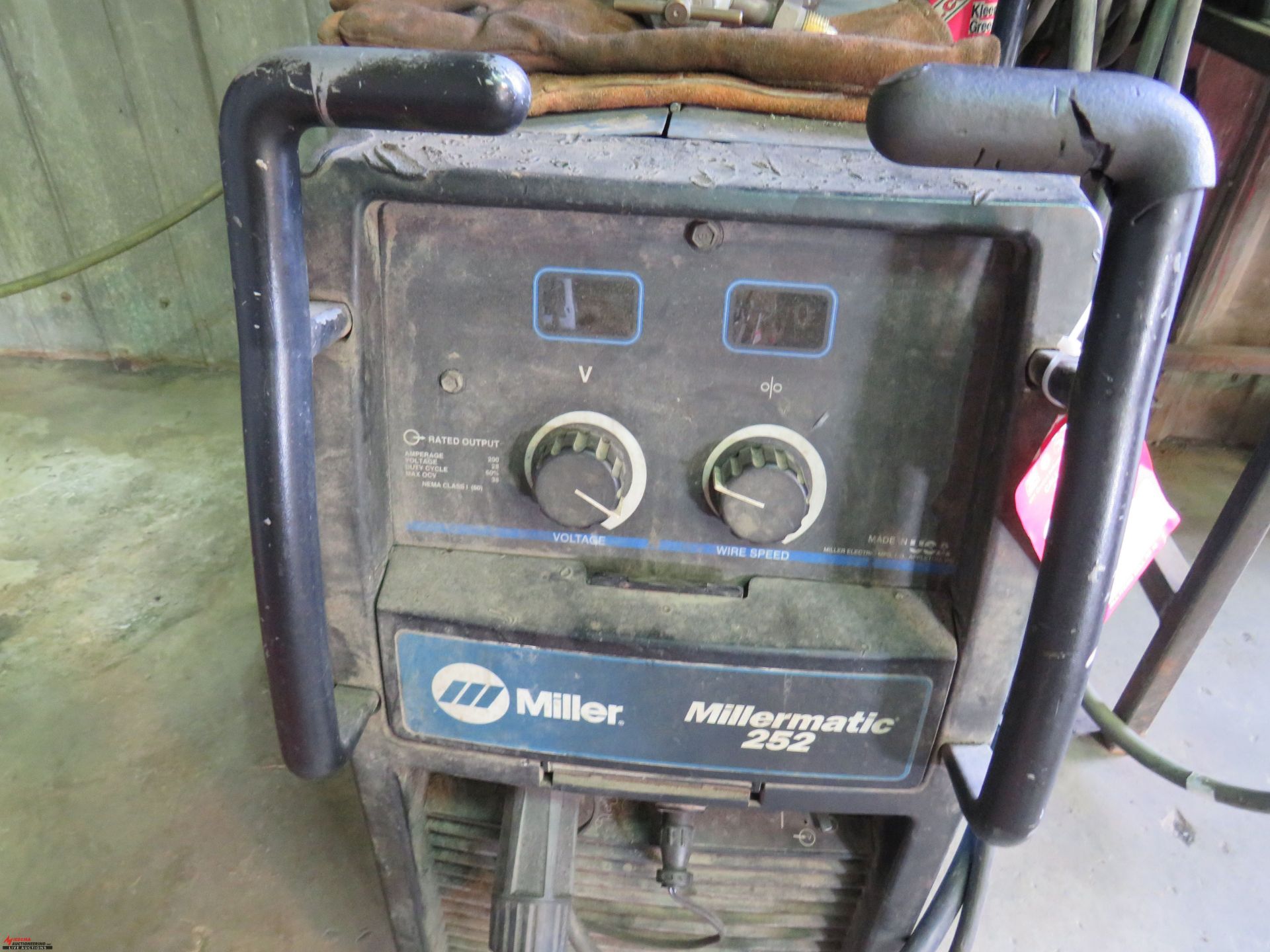 MILLER MILLERMATIC 252 WELDER, WIRE FEED, TANKS ARE NOT INCLUDED - Image 2 of 4