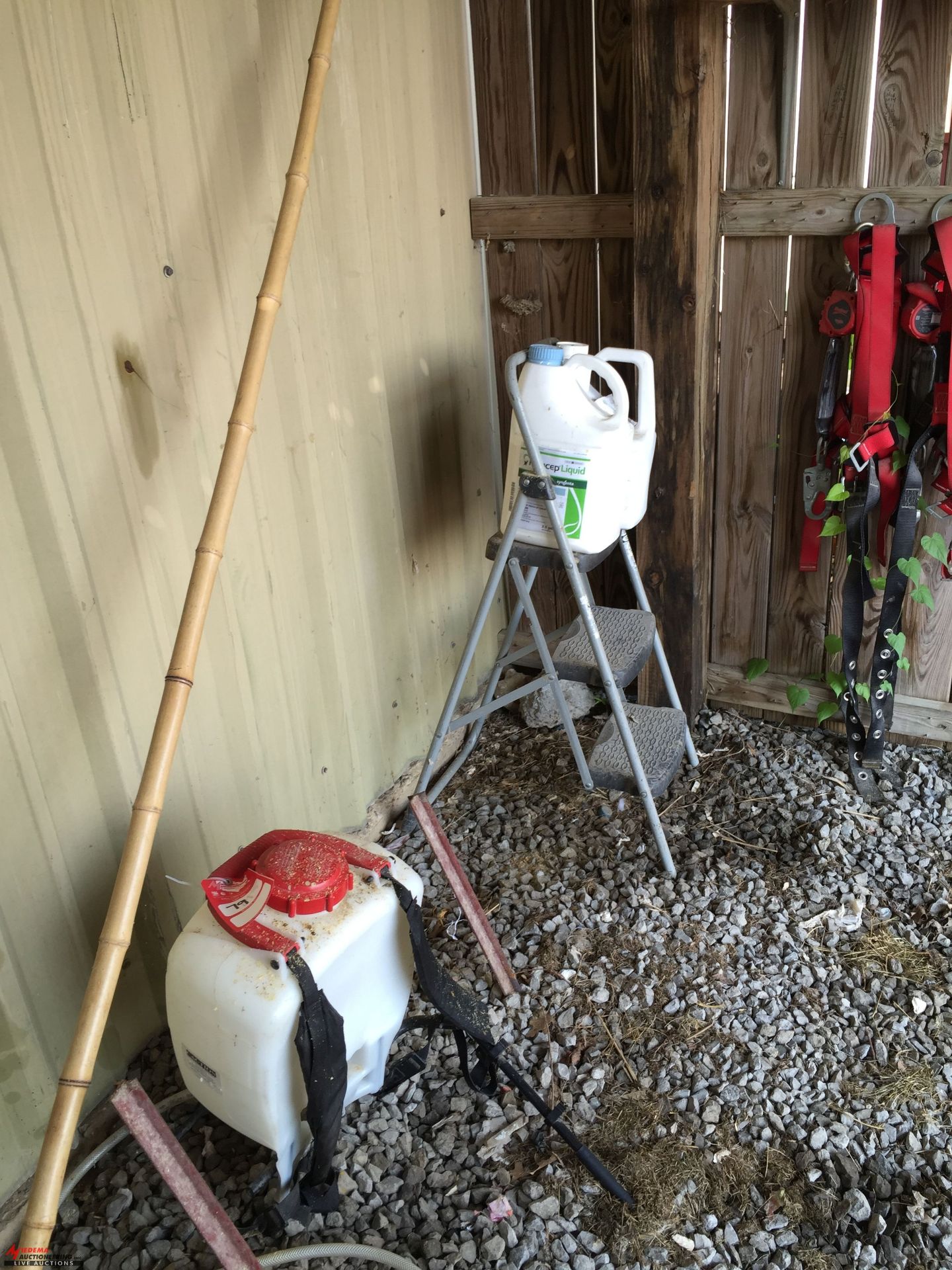 CONTENTS OF SHED, INCLUDES FENCE POSTS, SHOVELS - Image 2 of 4