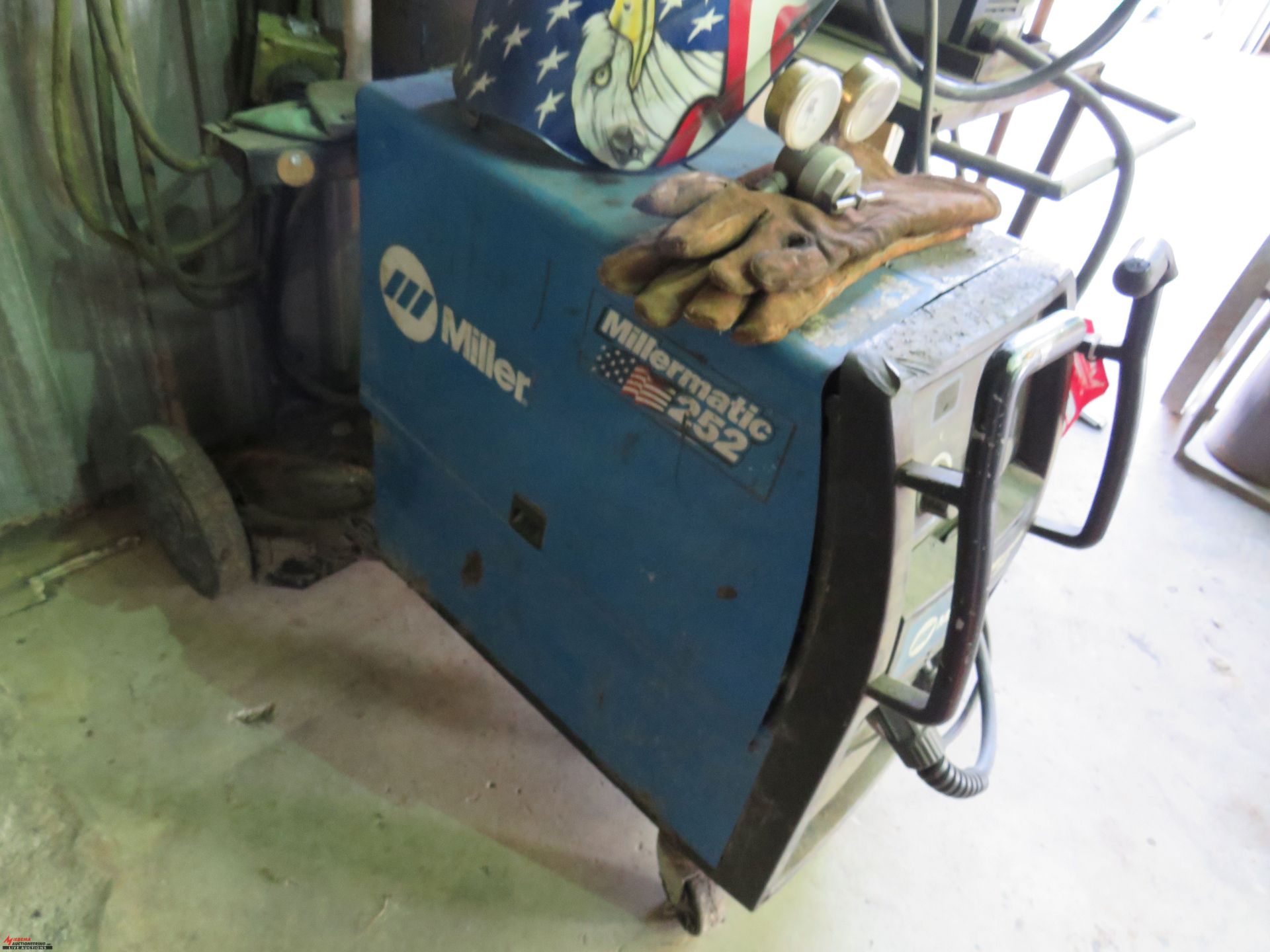 MILLER MILLERMATIC 252 WELDER, WIRE FEED, TANKS ARE NOT INCLUDED - Image 4 of 4