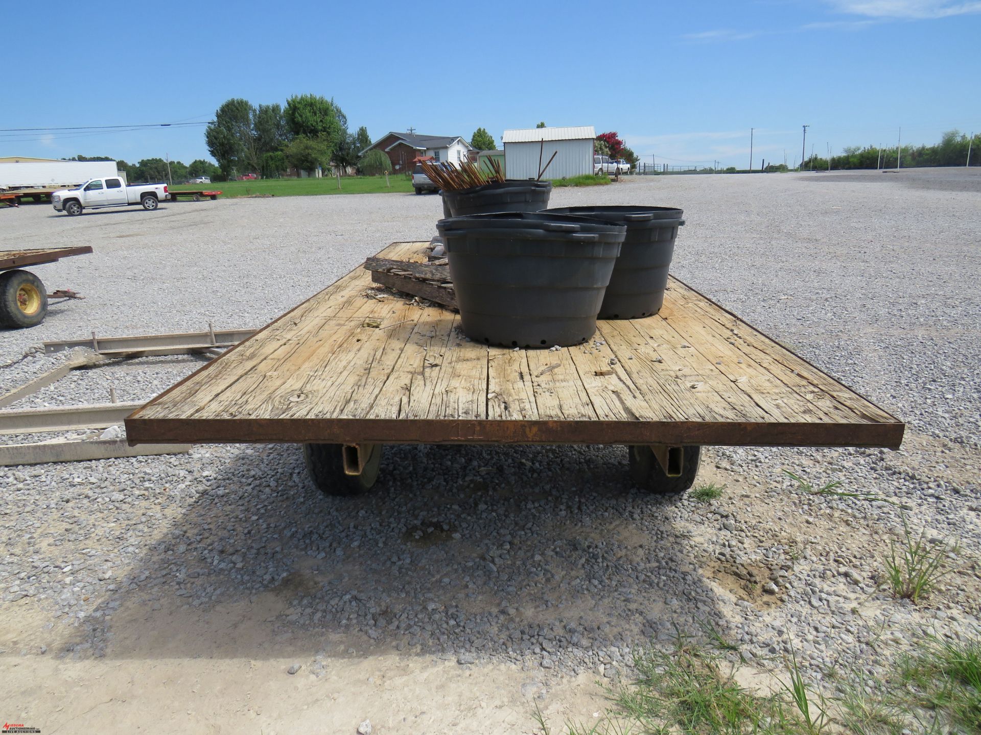 KNOWLES FLAT BED TRAILER, 20', FIFTH WHEEL STYLE STEERING, PIN HITCH, CONTENTS ON TRAILER ARE NOT - Image 3 of 3