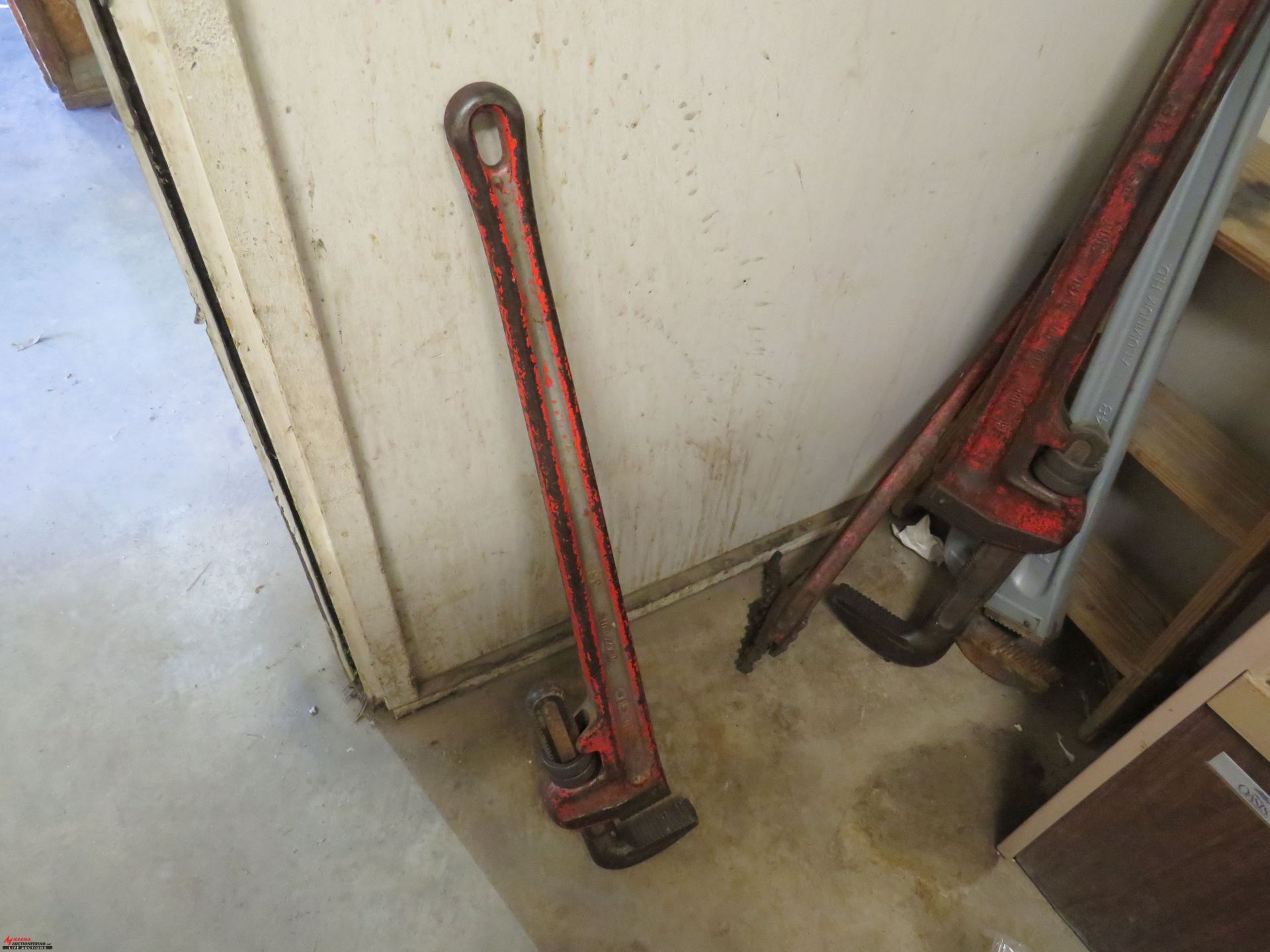 RIDGID 48'' ALUMINUM PIPE WRENCH(2), RIDGID 36'' PIPE WRENCH, AND A CHAIN TYPE WRENCH - Image 2 of 4