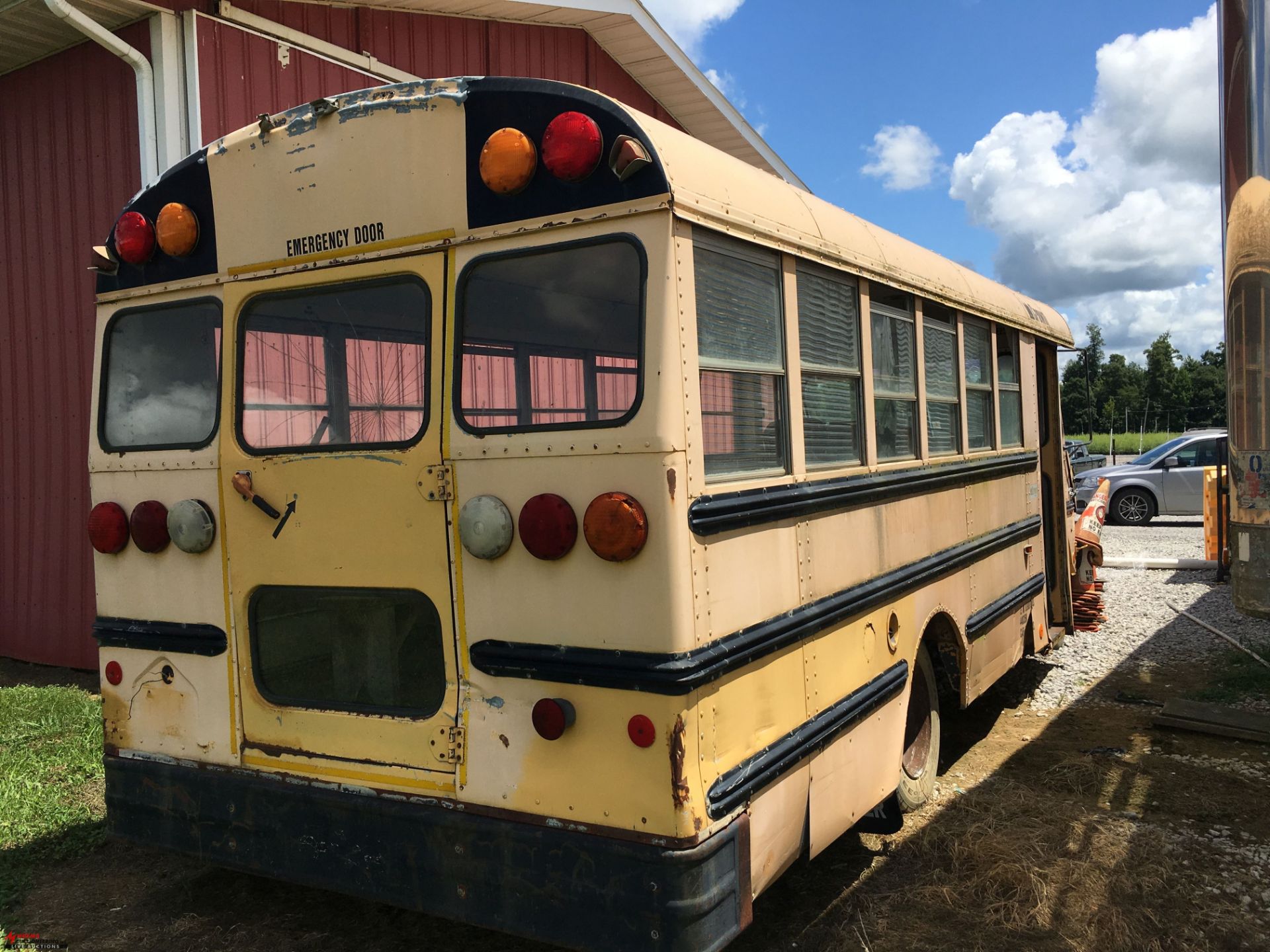 1993 CROWN MINI SCHOOL BUS, 350, AUTOMATIC, BEEN SITTING FOR A LONG TIME, DINGS/SCRATCHES/DENTS/ - Image 5 of 11
