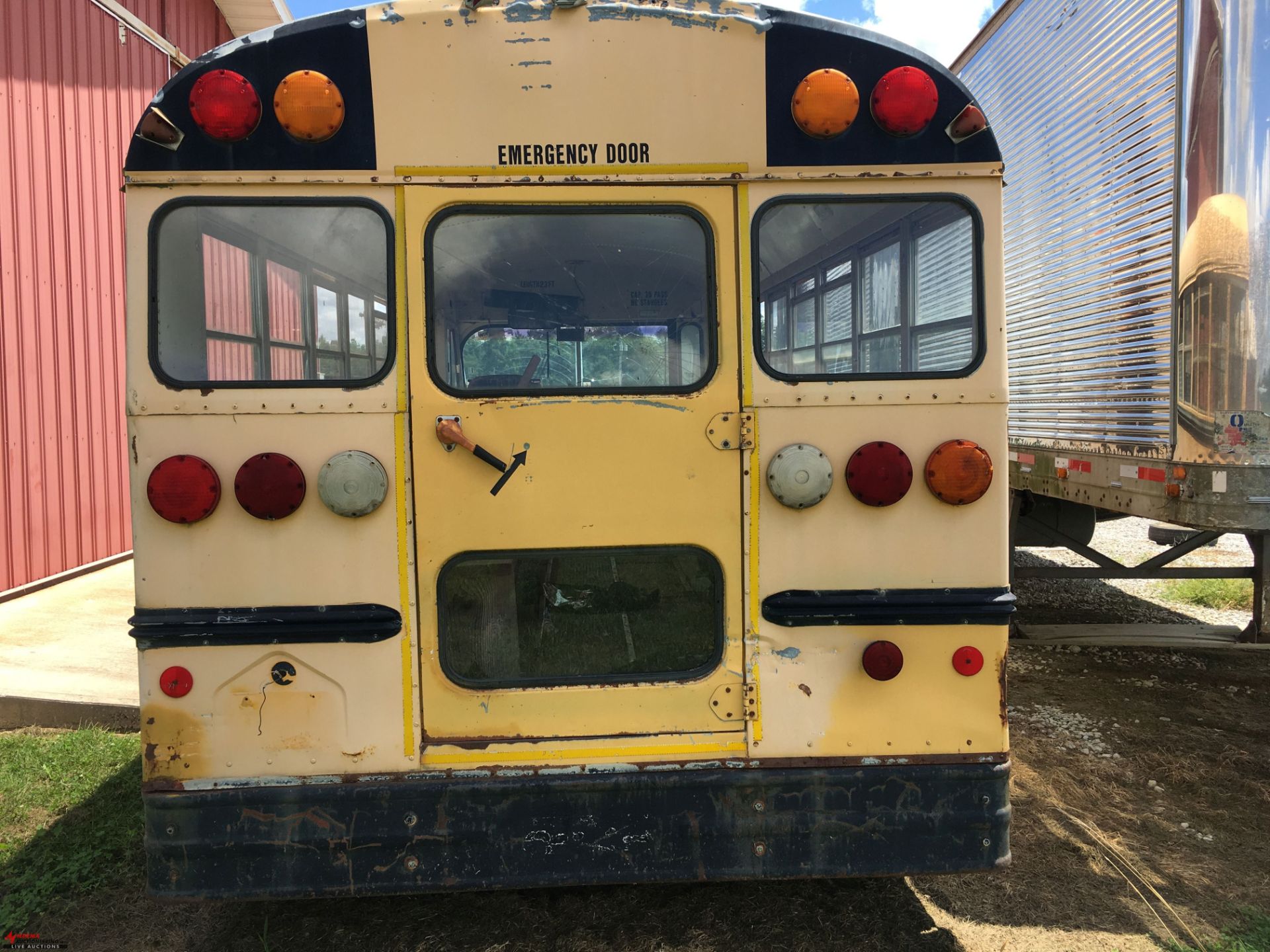 1993 CROWN MINI SCHOOL BUS, 350, AUTOMATIC, BEEN SITTING FOR A LONG TIME, DINGS/SCRATCHES/DENTS/ - Image 4 of 11