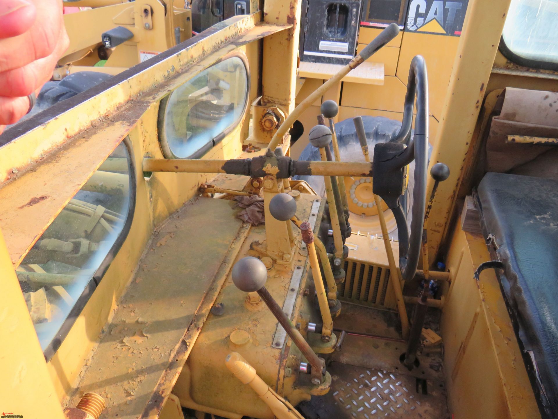 CAT 12 GRADER, 12' BLADE, CAB, SOME BROKEN WINDOWS, NO FRONT WINDSHIELD, HOURS NOT AVAILABLE, S/N - Image 6 of 7