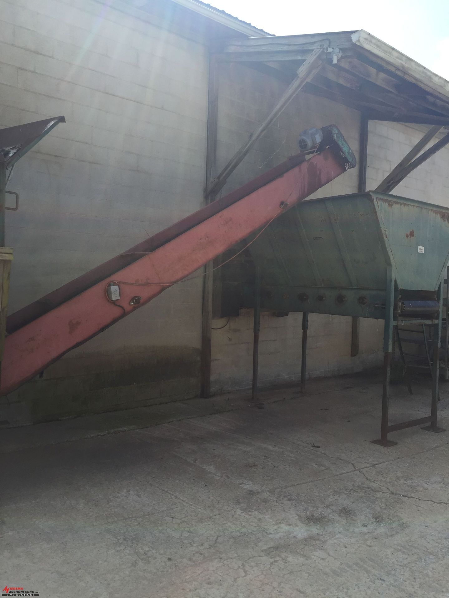RIGGSBY MIXING SOIL MIXER WITH CONVEYOR, HOPPER, AND INDOOR CONVEYOR, WITH POWER UNIT [BUYER IS - Image 5 of 7