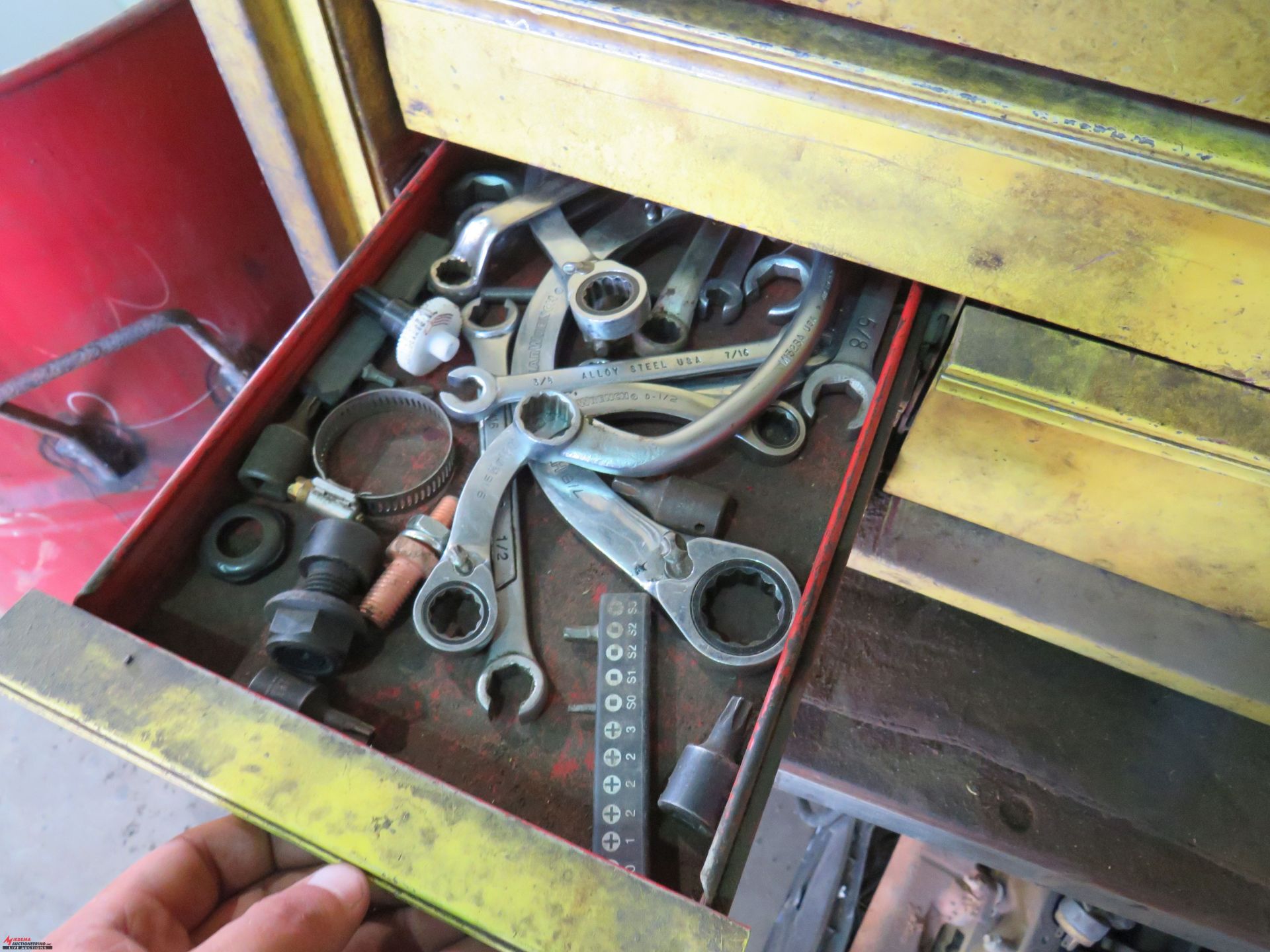 TOOLBOX WITH BENCH, WITH ASSORTED WRENCHES - Image 6 of 7