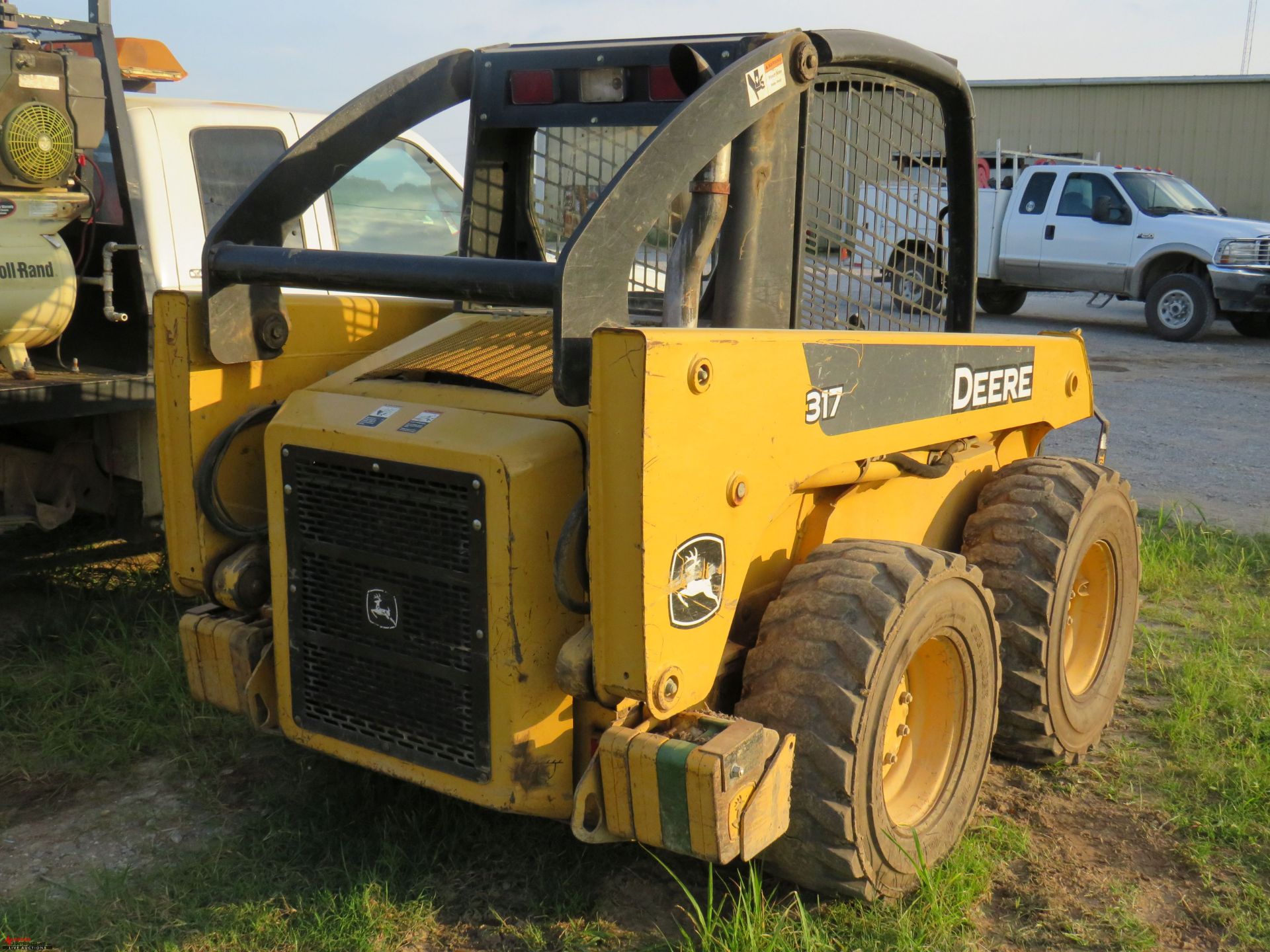 JOHN DEERE 317 RUBBER TIRE SKID STEER, AUXILIARY HYDRAULICS, 12-16.5 TIRES, REAR WEIGHTS, 2972 HOURS - Image 2 of 6