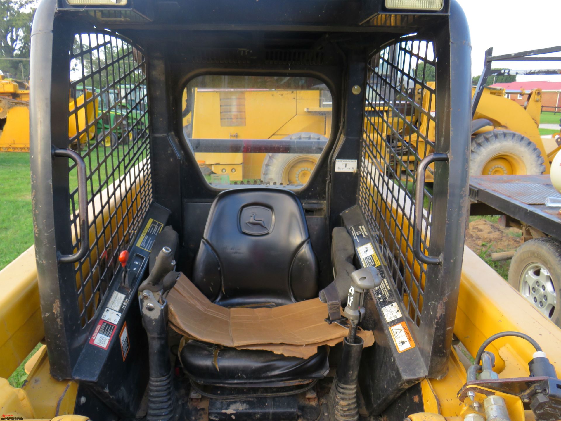 JOHN DEERE 317 RUBBER TIRE SKID STEER, AUXILIARY HYDRAULICS, 12-16.5 TIRES, REAR WEIGHTS, 2972 HOURS - Image 5 of 6