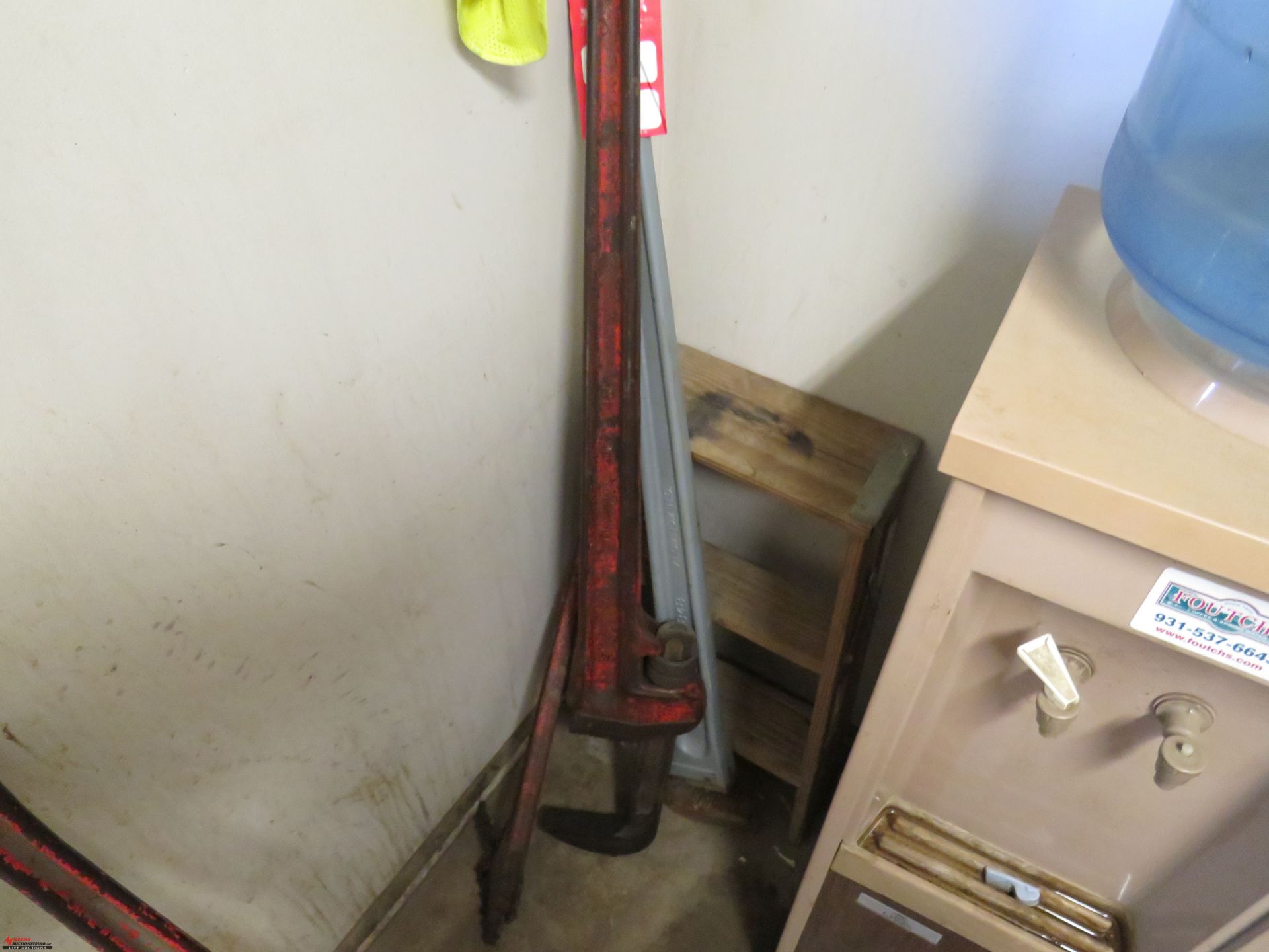 RIDGID 48'' ALUMINUM PIPE WRENCH(2), RIDGID 36'' PIPE WRENCH, AND A CHAIN TYPE WRENCH - Image 3 of 4