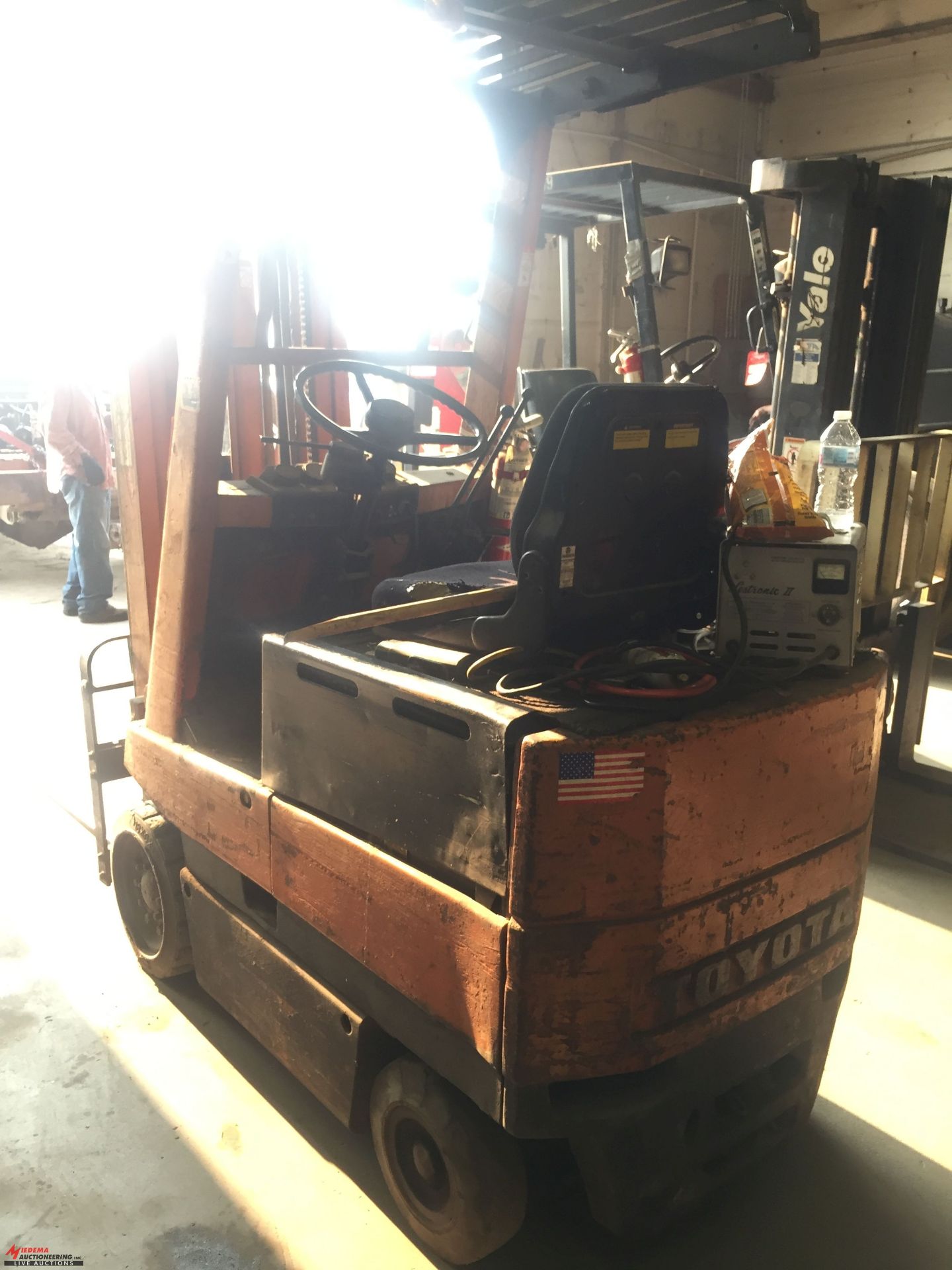 TOYOTA ELECTRIC FORKLIFT, MODEL # 2FBCA15, 36 VOLT, COMES WITH CHARGER, UNIT NEEDS REPAIR, SOMETIMES - Image 2 of 5