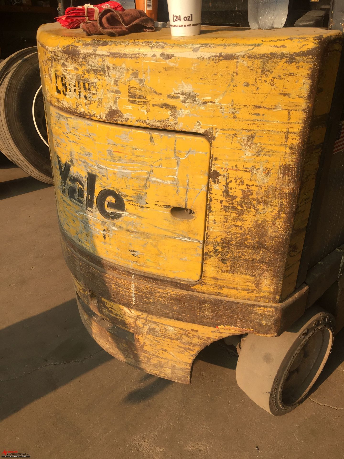 YALE ELECTRIC FORKLIFT, MODEL # ERC060RFN4SSE084, 48 VOLT, SOLID TIRE, 6000 LB CAPACITY, RUNS AND - Image 4 of 7