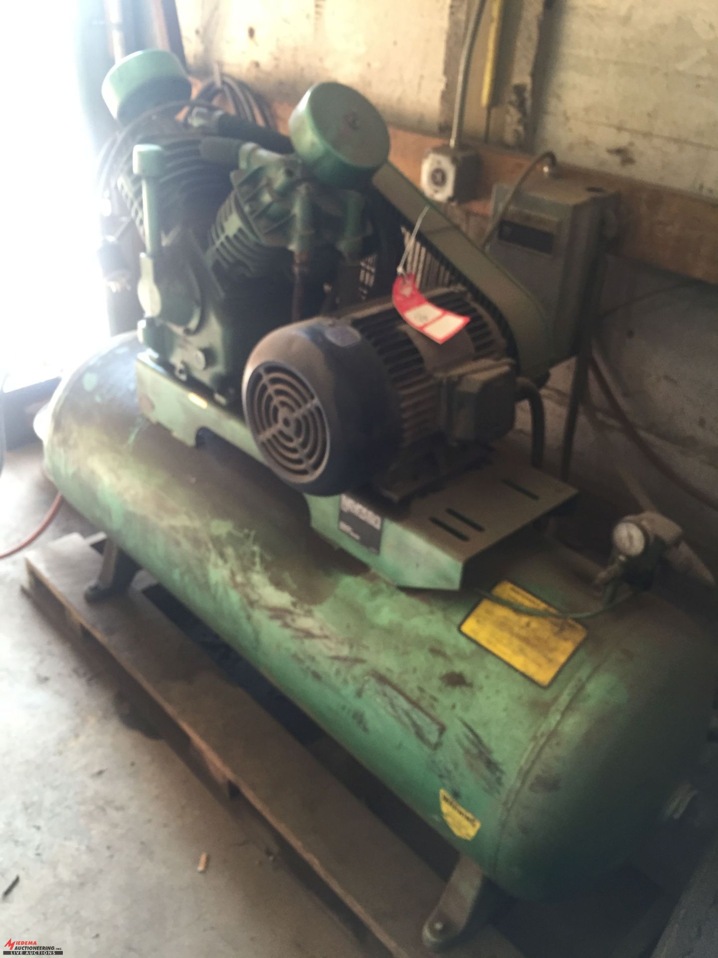 SPEEDAIRE AIR COMPRESSOR, 3 PHASE [LOCATION: EAST WINANS STREET LOCATION] - Image 2 of 4