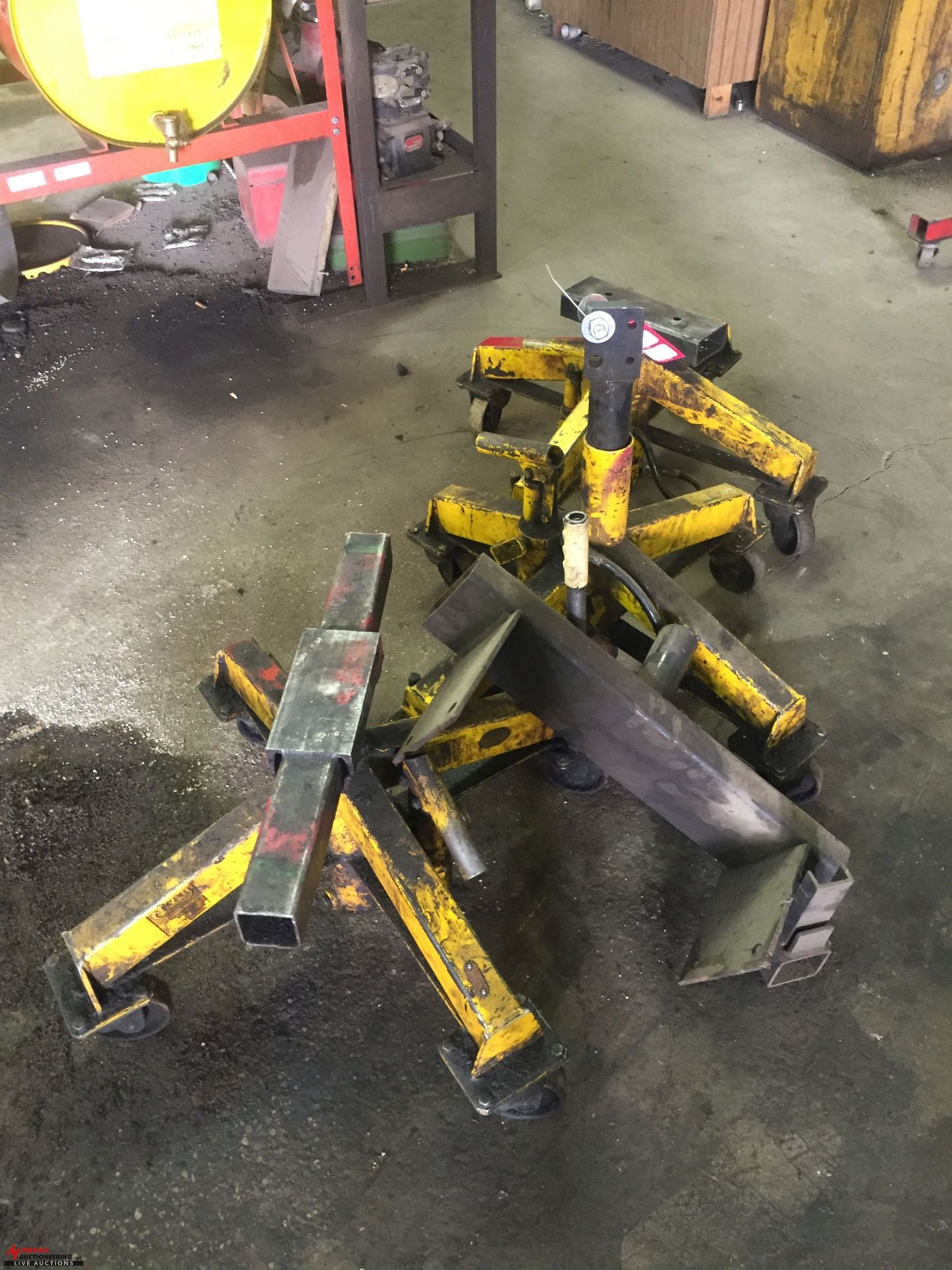 ASSORTED HYDRAULIC TRACTOR SPLITTING JACKS [LOCATION: EAST WINANS STREET LOCATION] - Image 2 of 2