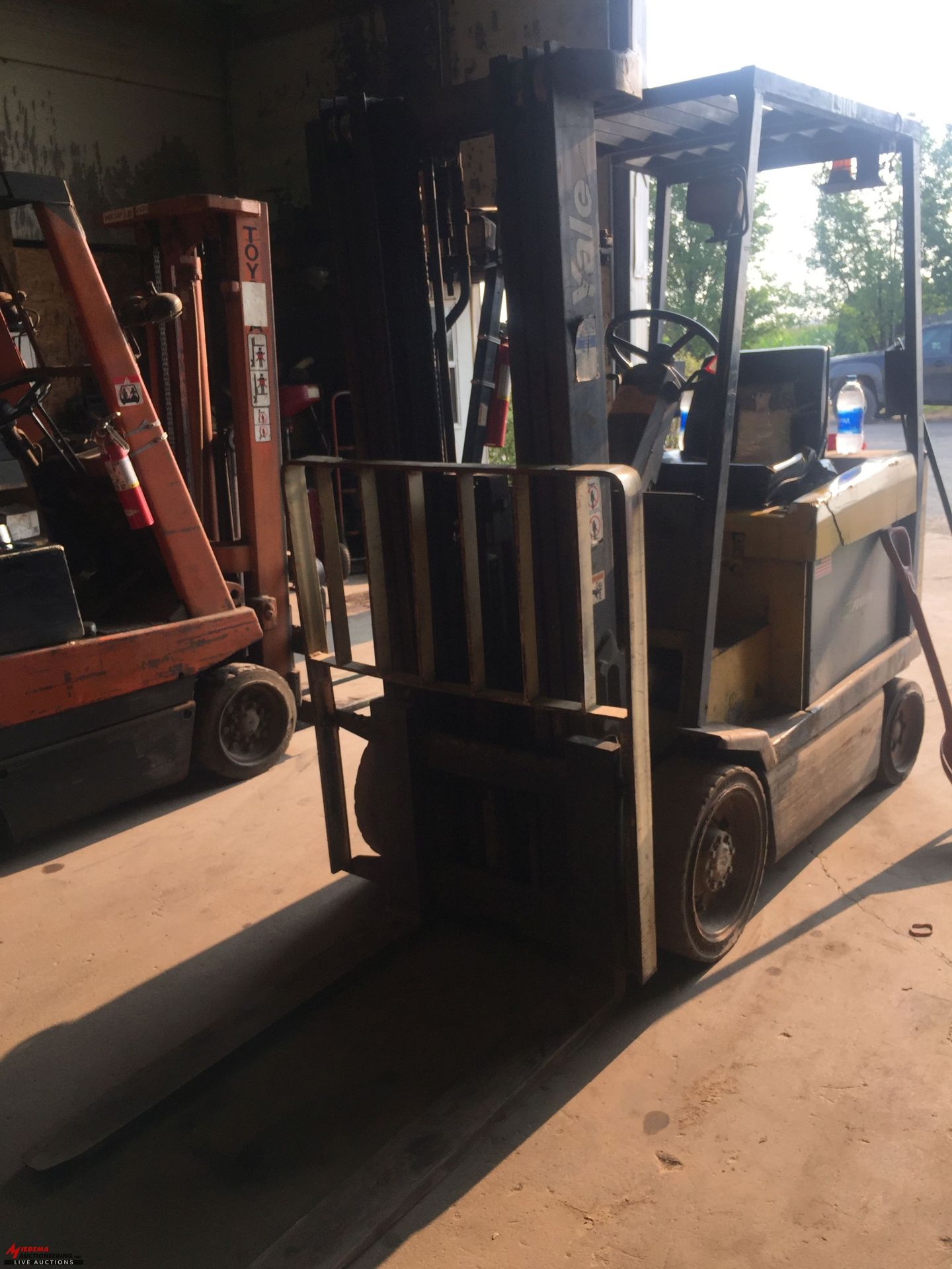 YALE ELECTRIC FORKLIFT, MODEL # ERC060RFN4SSE084, 48 VOLT, SOLID TIRE, 6000 LB CAPACITY, RUNS AND