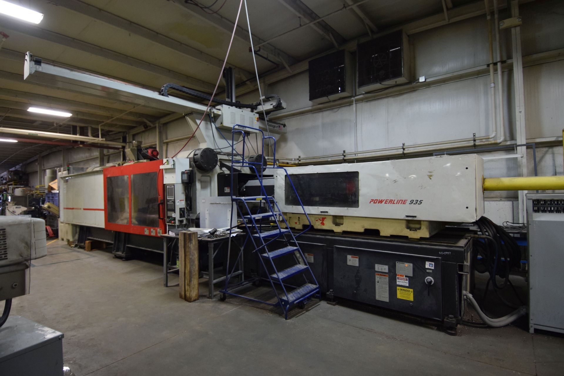 FERROMATIC MILACRON POWERLINE 935 HORIZONTAL INJECTION MOLDING MACHINE, 935 TON, MODEL NT 935-105, - Image 2 of 10