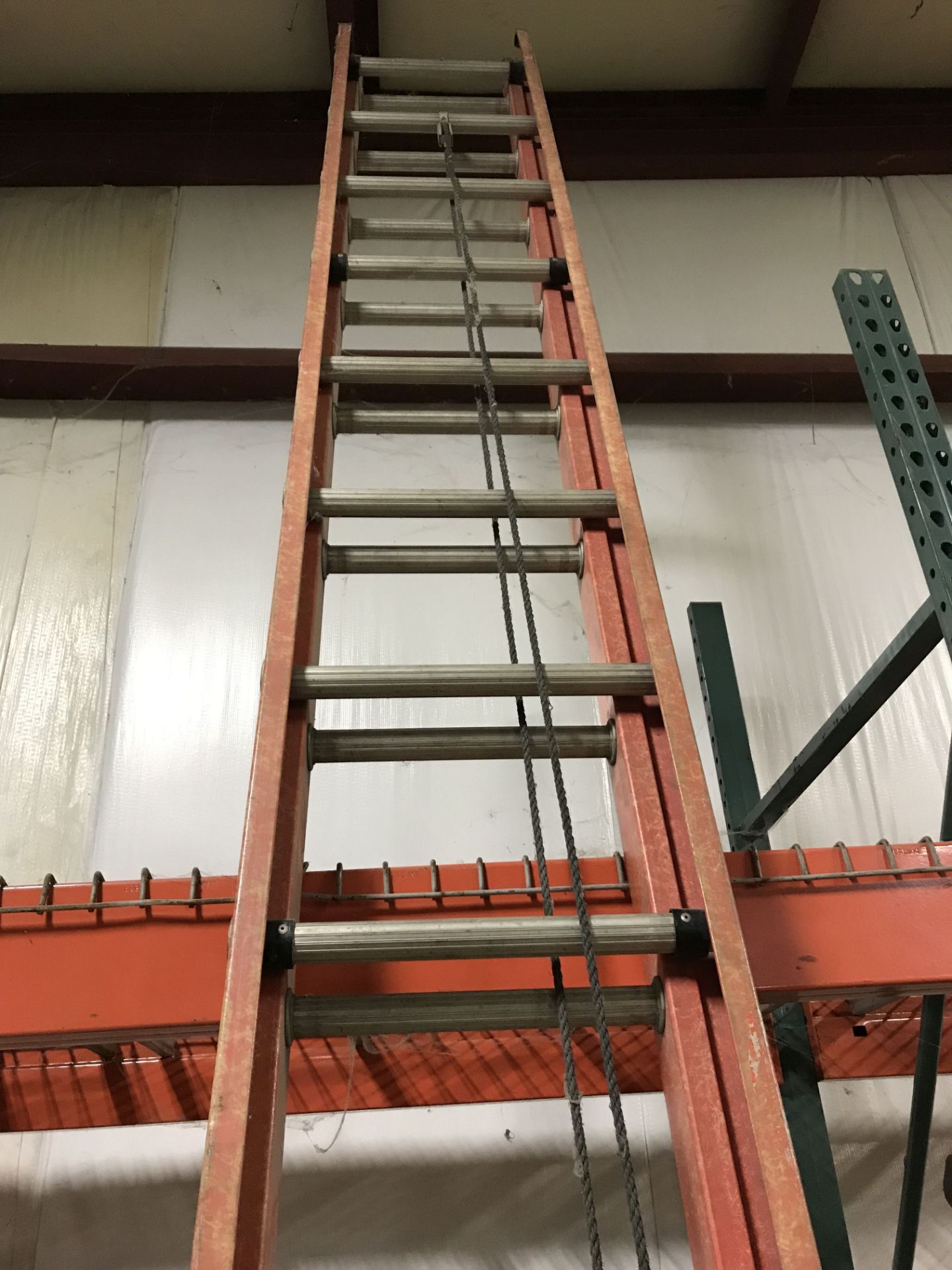 WERNER 28' EXTENSION LADDER [LOCATION: BUILDING 1] - Image 3 of 3