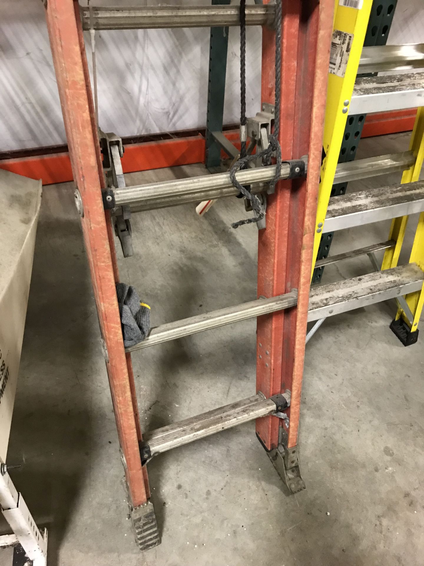 WERNER 28' EXTENSION LADDER [LOCATION: BUILDING 1] - Image 2 of 3