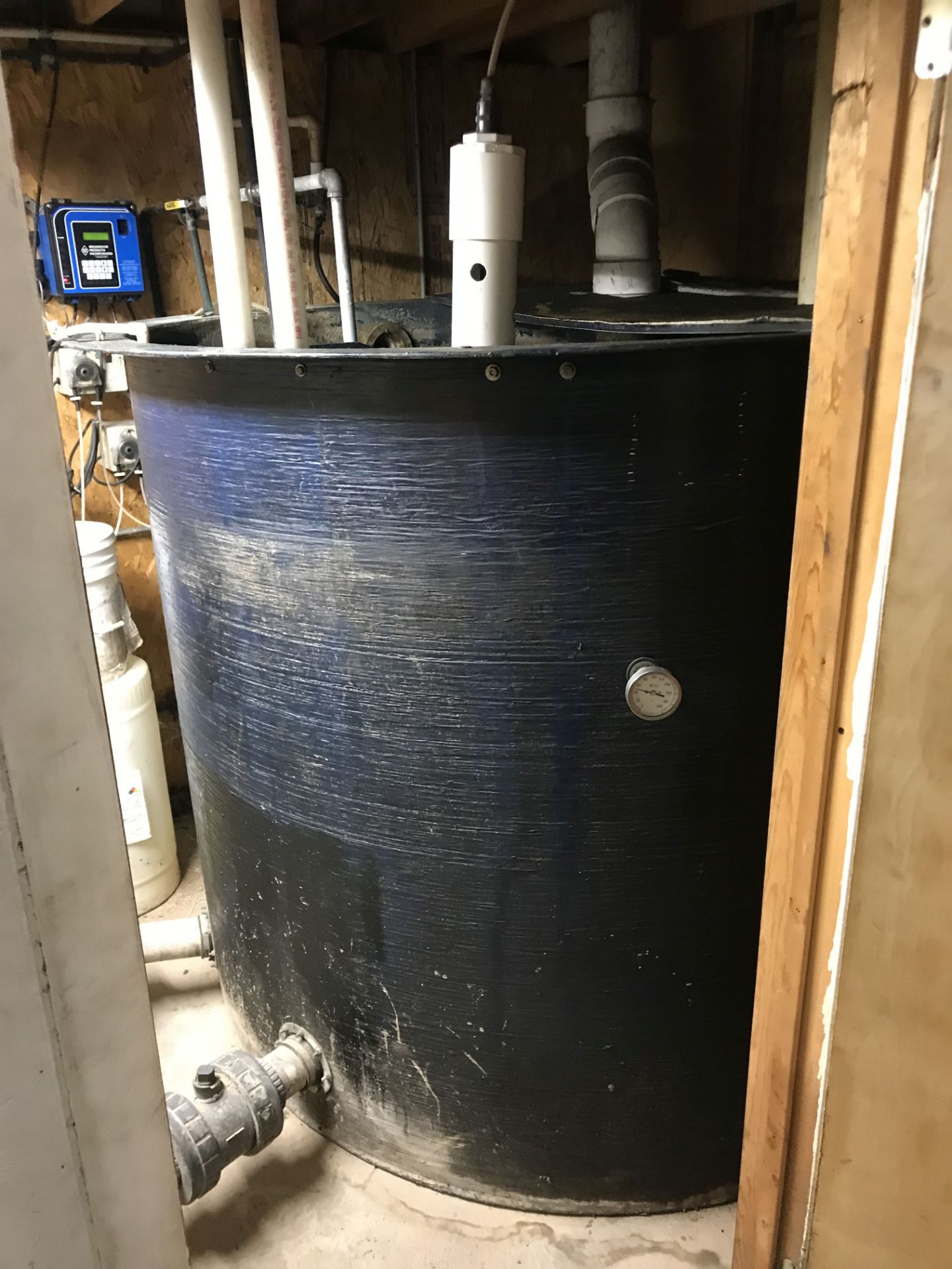 WATER RECIRCULATING SYSTEM, SAID TO BE APPROX 1500 GALLON TANK, WITH CONTROLS, ELECTRIC MOTORS,