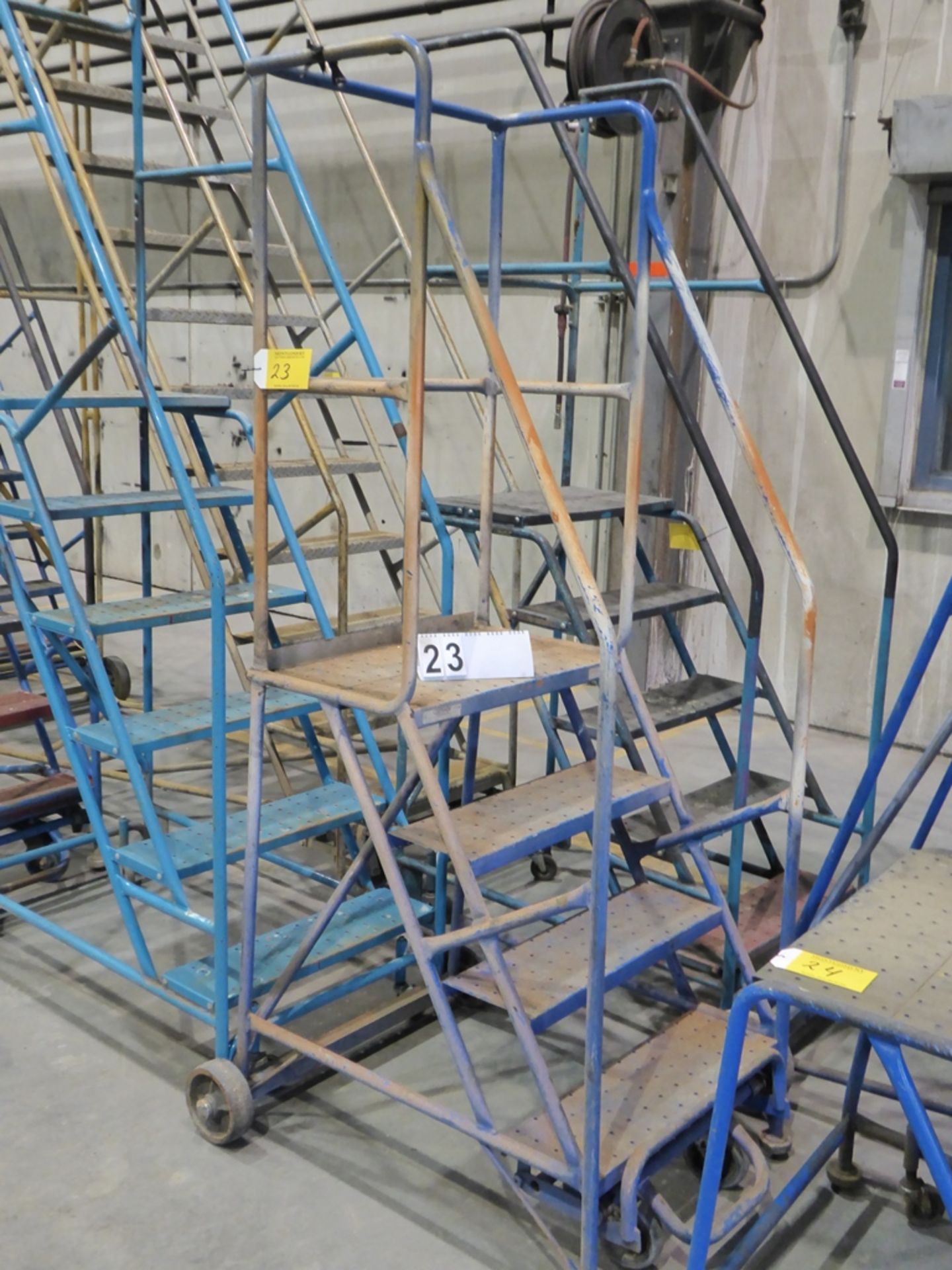 4 STEP ROLLING WAREHOUSE LADDER