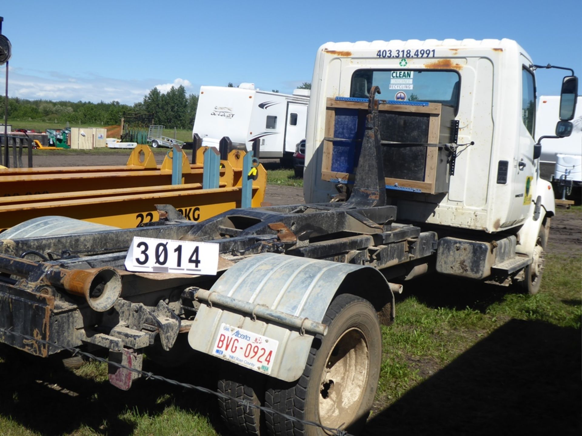 2006 HINO 185 S/A DUALLY TRUCK W/MULTI LIFT HL5L ROLL-OFF TIPPER/HOIST, DIESEL ENGINE - Image 2 of 6