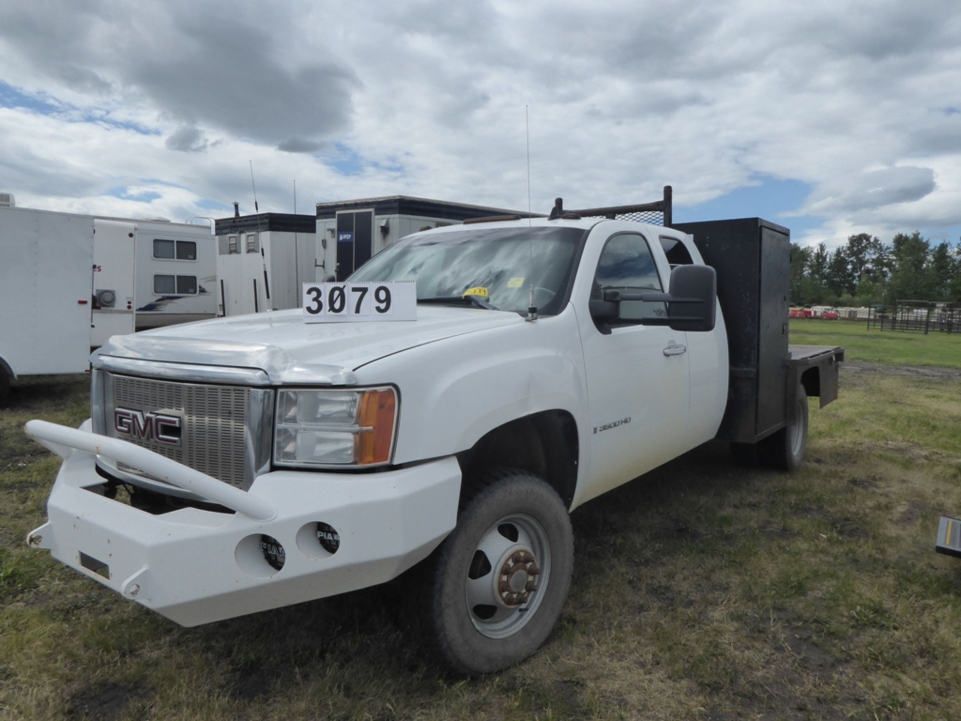 2009 GMC 3500HD DUALLY TRUCK W/DECK, 4X4, A/T, GAS PW, PDL, AC, RADIO/CD, S/N 1GDJK79K99E116482 - Image 2 of 4