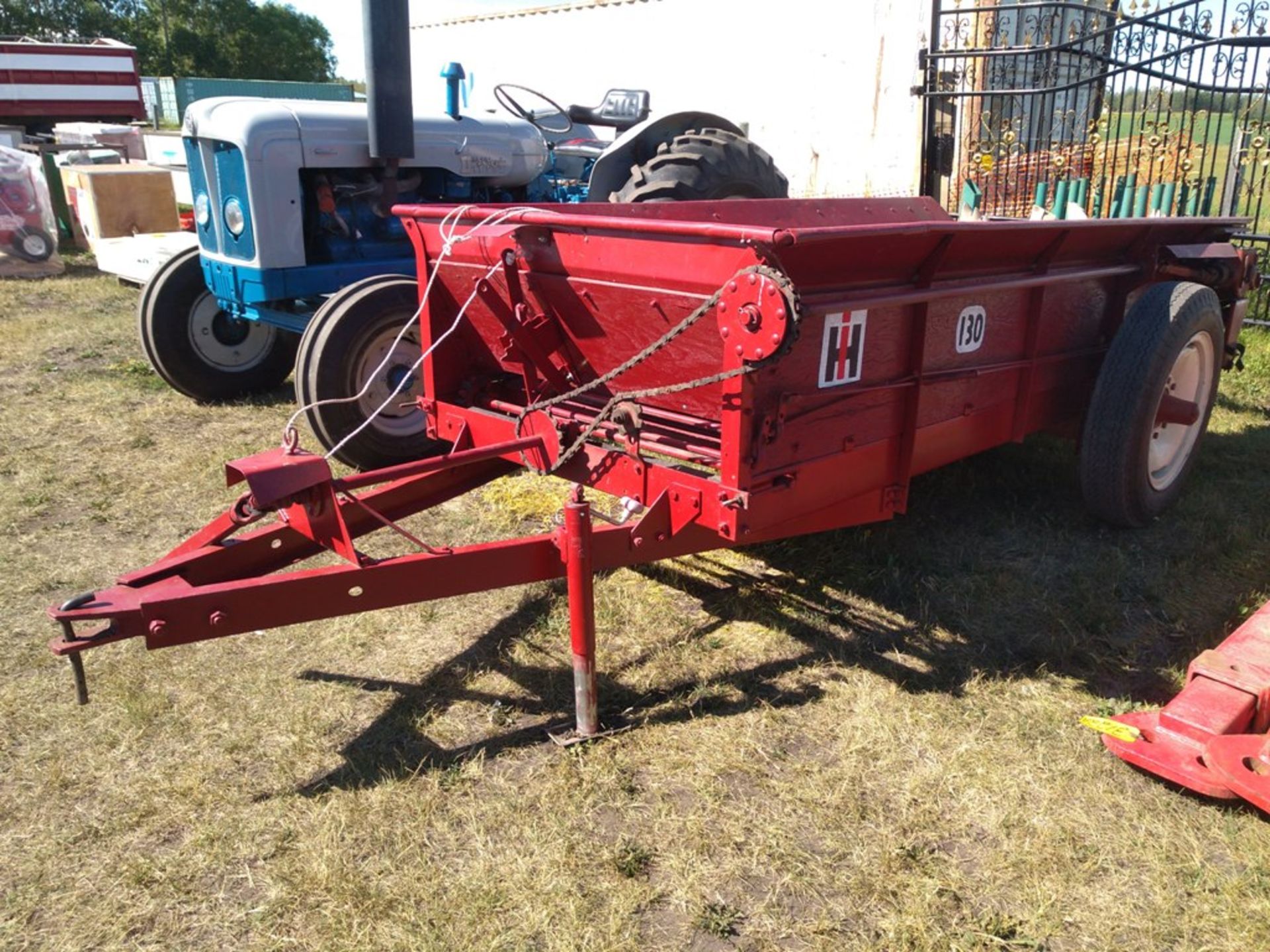 IHC 130 MANURE SPREADER - Image 2 of 3