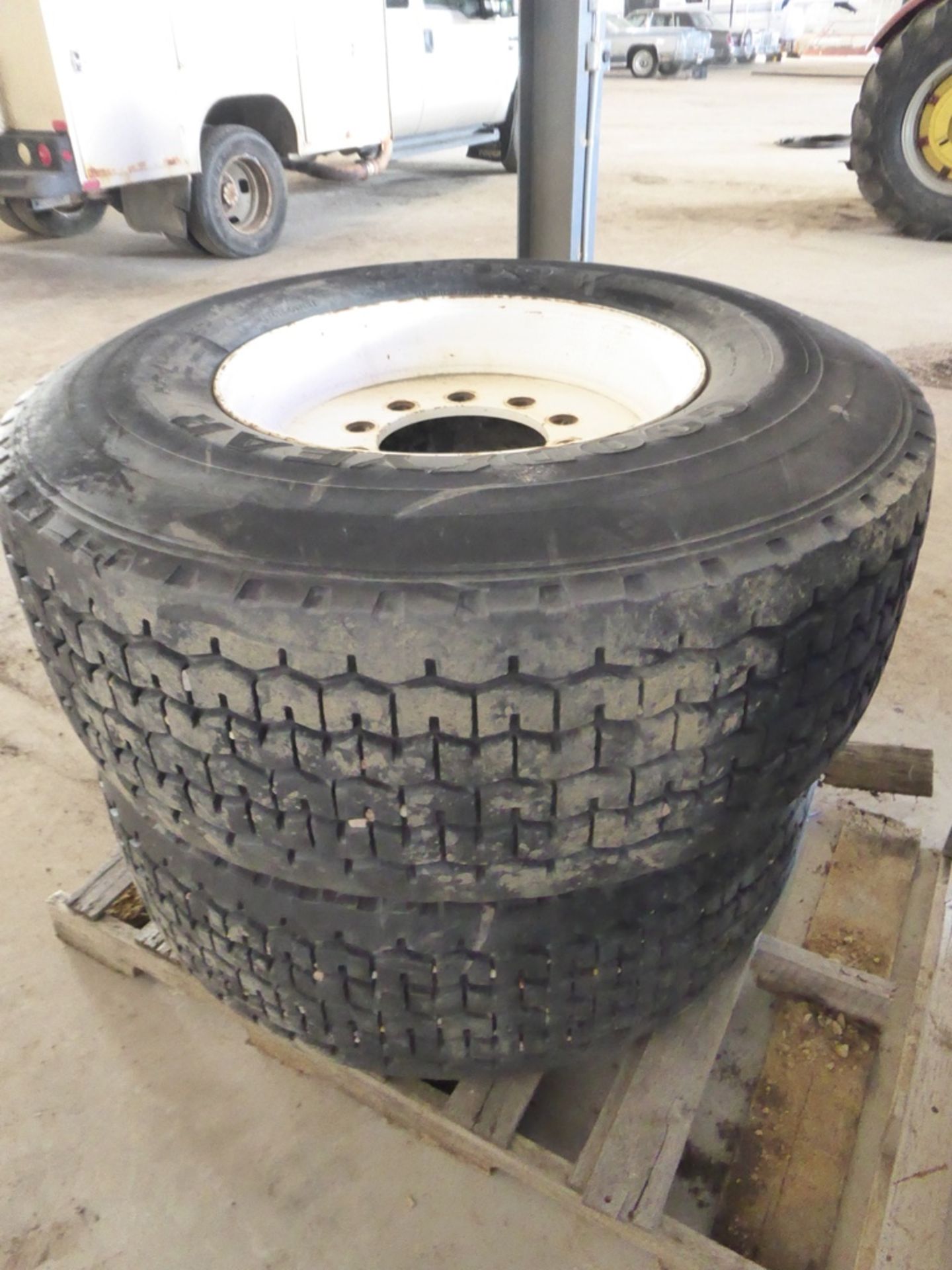 L/O 2 STEERING TIRES W/ RIMS - 475/65R/225