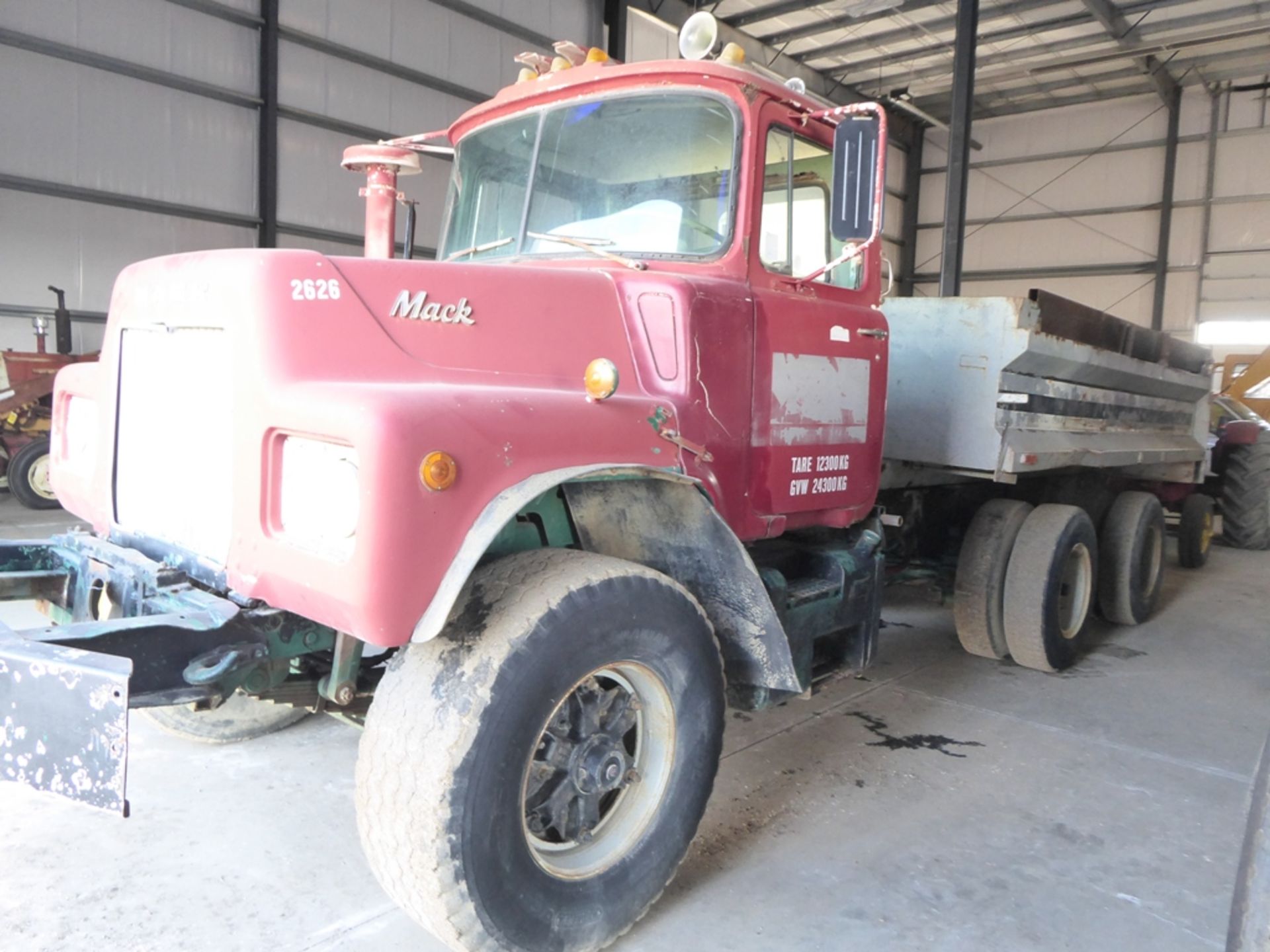 MACK DM611S T/A GRAVEL TRUCK W/10 YYARD GRAVEL BOX, 144,484 MILES SHOWING, S/N 4052