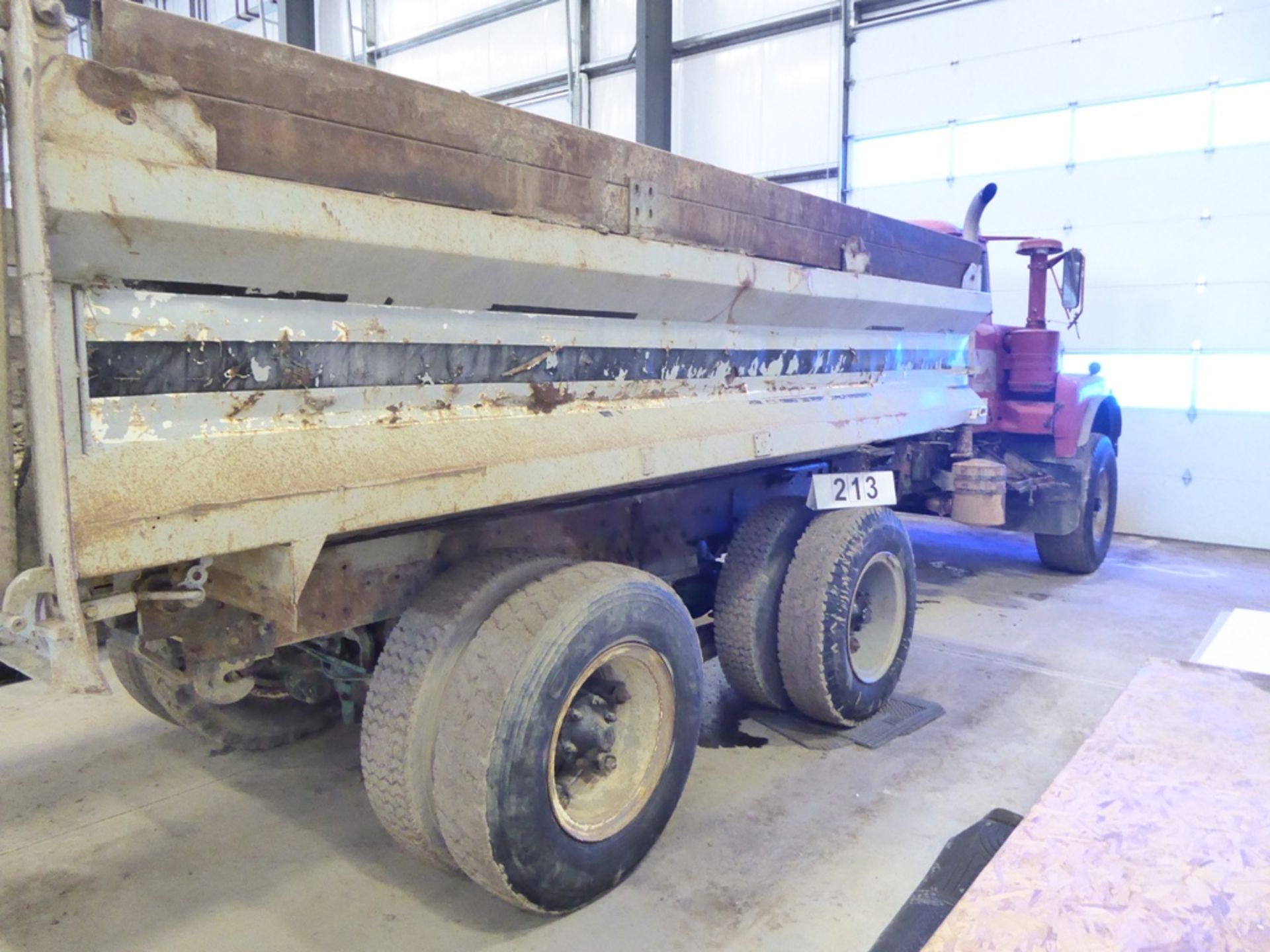 MACK DM611S T/A GRAVEL TRUCK W/10 YYARD GRAVEL BOX, 144,484 MILES SHOWING, S/N 4052 - Image 7 of 9