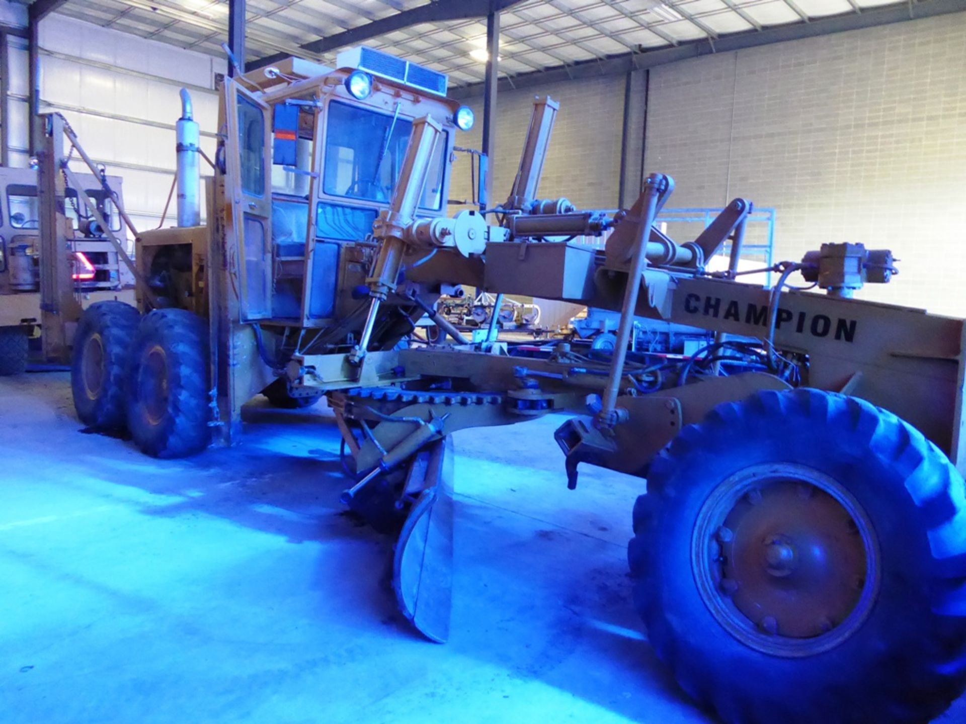 1971 CHAMPION 600B ROAD GRADER W/14' MOULD BOARD BLADE, SCARIFIER, 13' REAR SNOW WING BLADE - Image 2 of 12