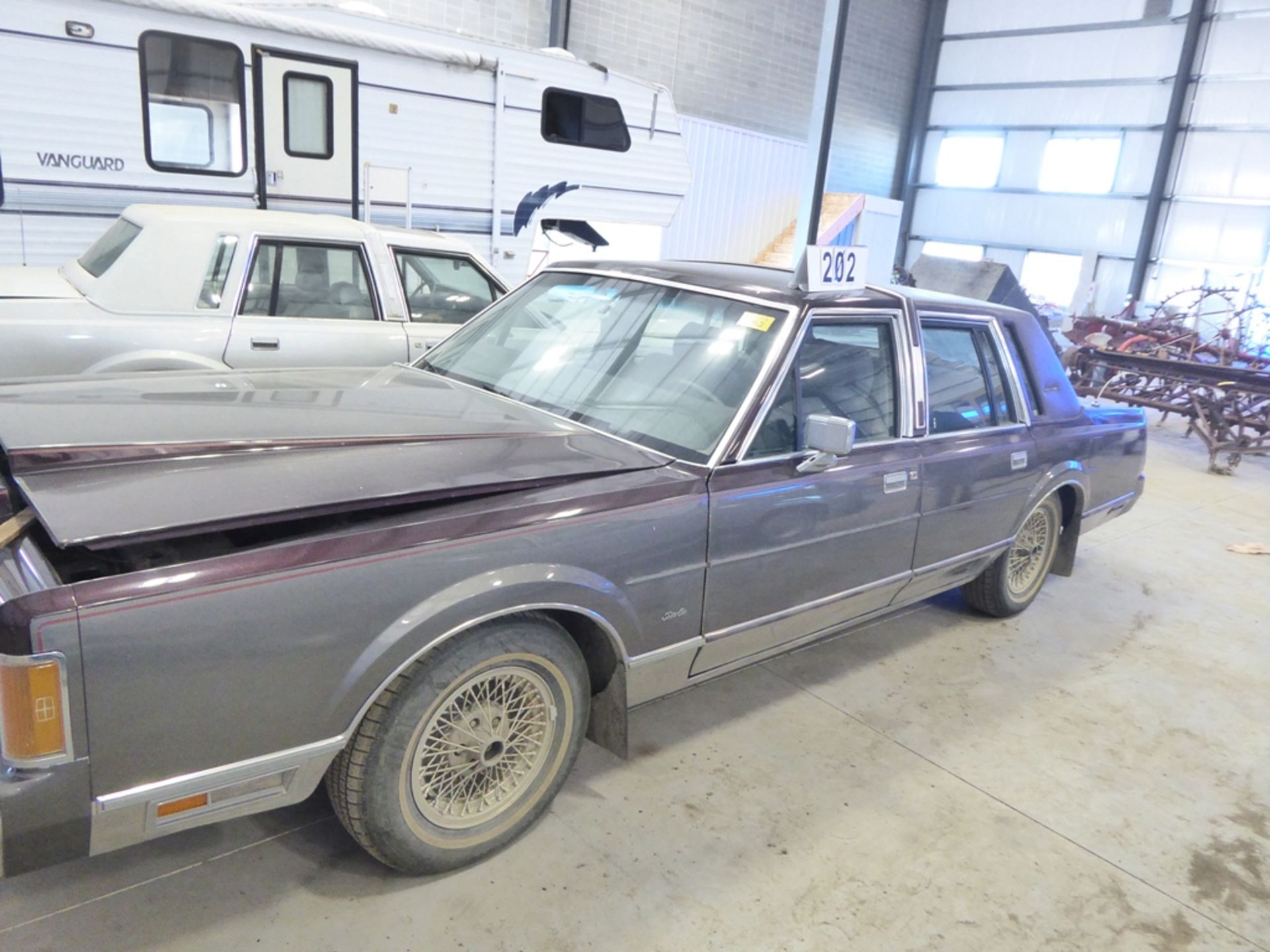 1987 LINCOLN TOWN CAR SIGNATURE SERIES, 4DR 275,694 KM SHOWING, S/N 1LNBM82F0JY631990 - Image 4 of 4