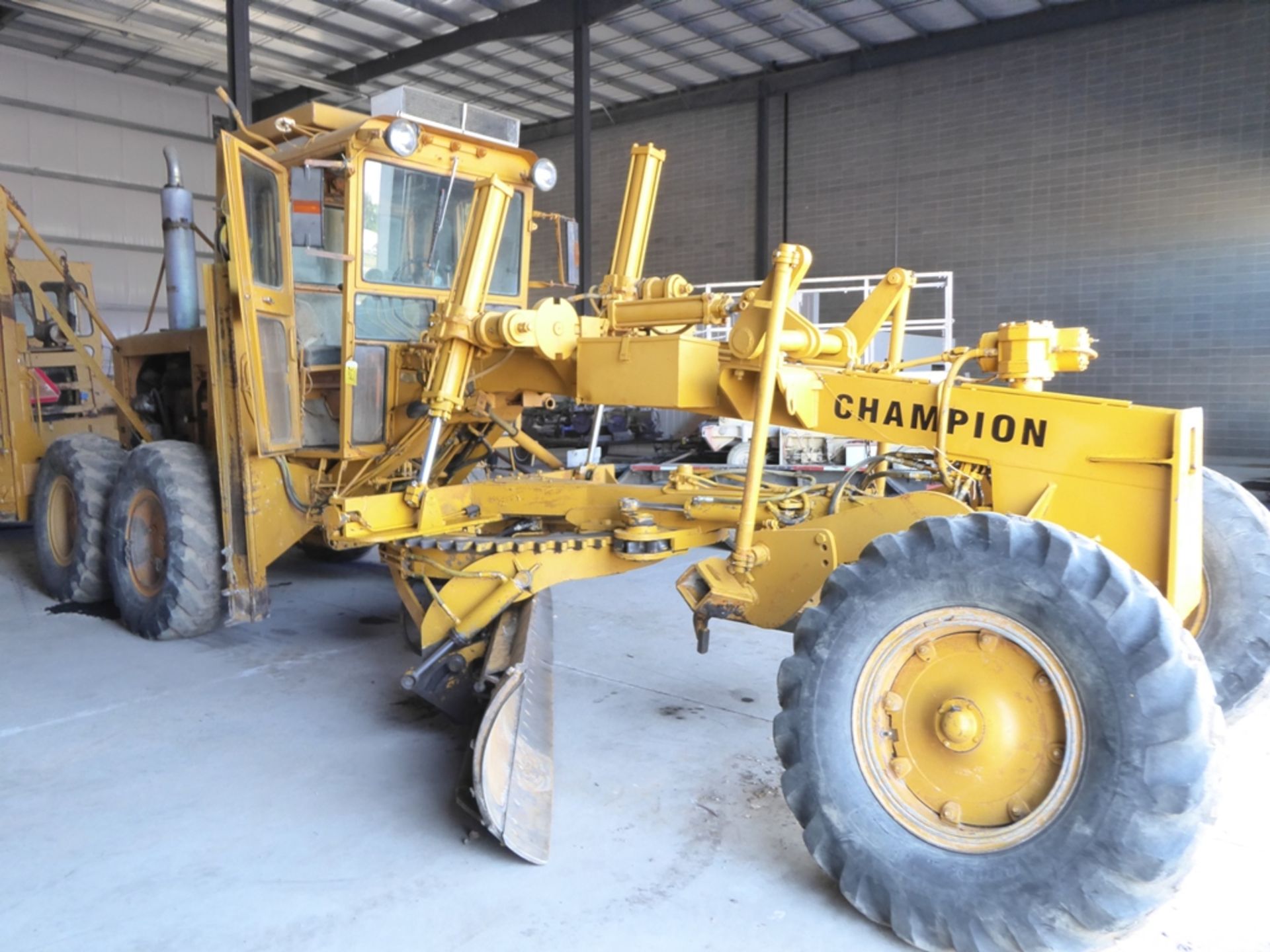 1971 CHAMPION 600B ROAD GRADER W/14' MOULD BOARD BLADE, SCARIFIER, 13' REAR SNOW WING BLADE - Image 4 of 12