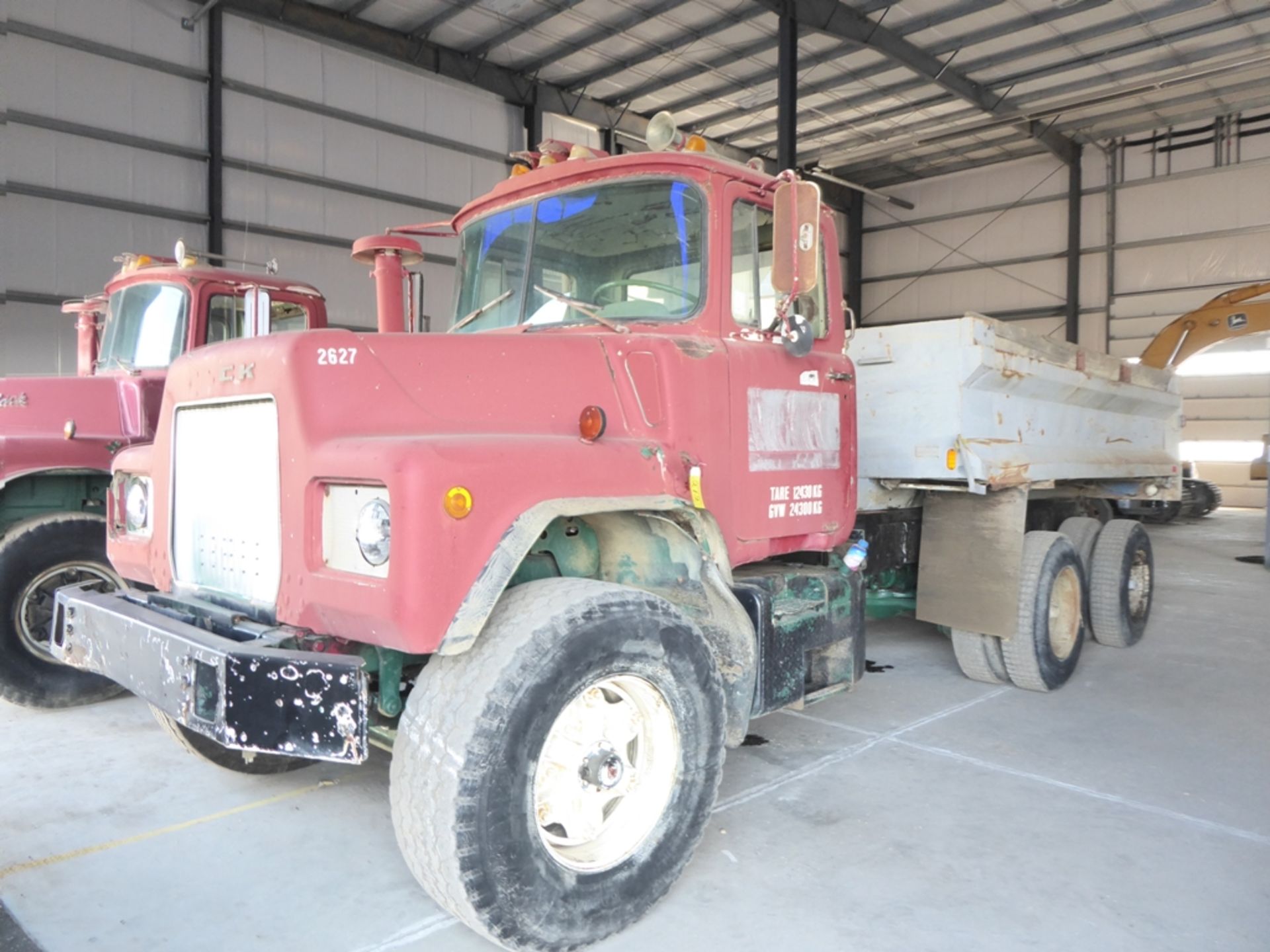 MACK DM611S T/A GRAVEL TRUCK W/10 YYARD GRAVEL BOX, 164,446 MILES SHOWING, S/N OBL