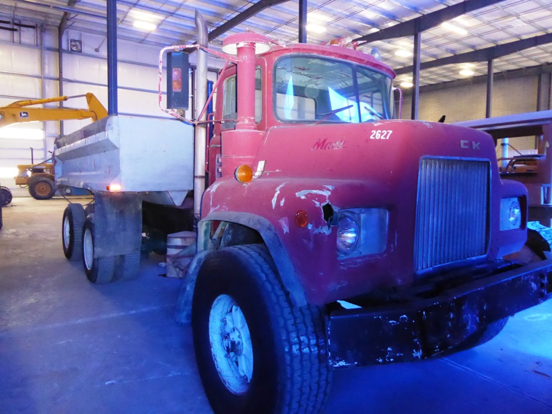 MACK DM611S T/A GRAVEL TRUCK W/10 YYARD GRAVEL BOX, 164,446 MILES SHOWING, S/N OBL - Image 2 of 8