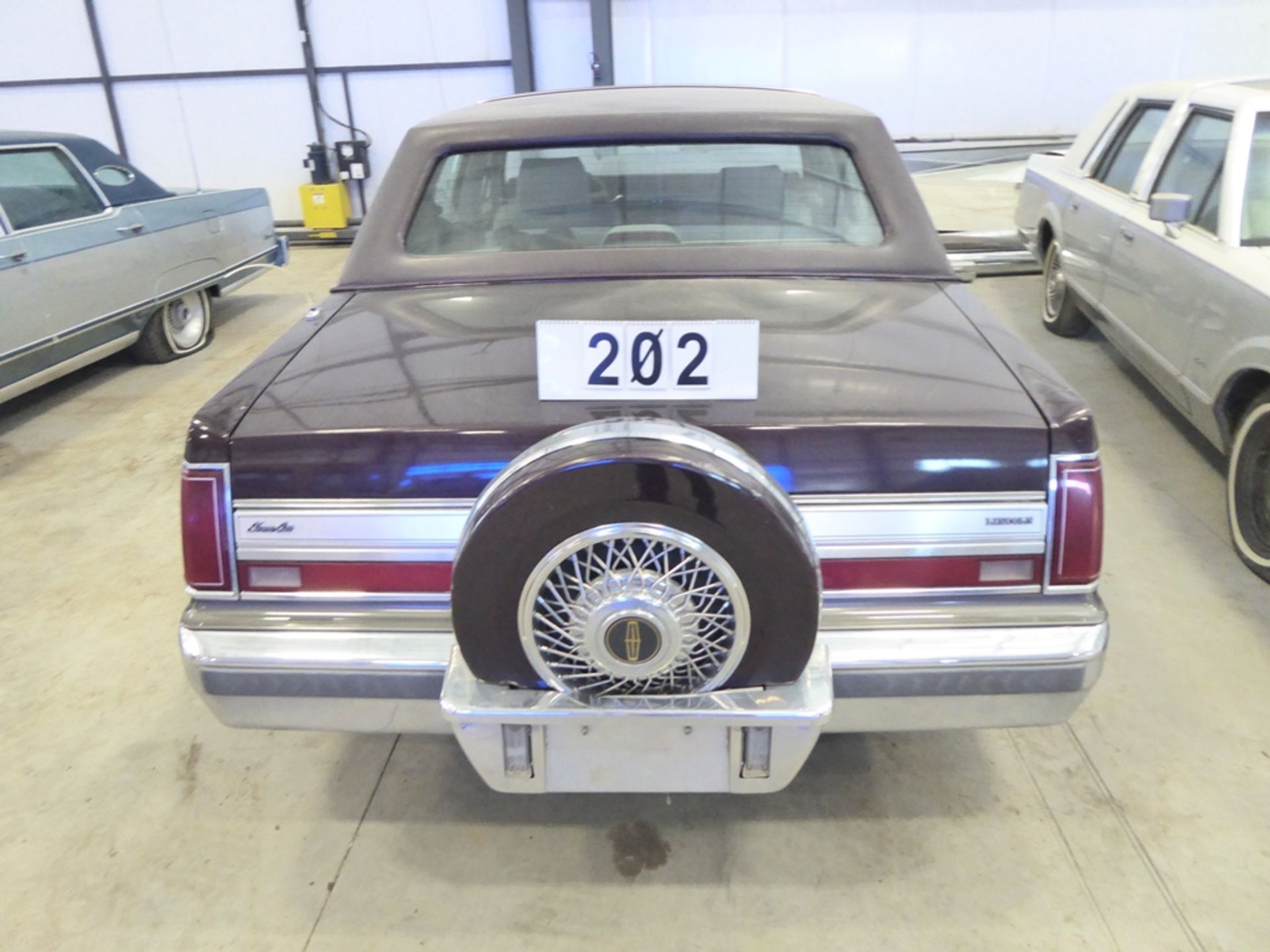 1987 LINCOLN TOWN CAR SIGNATURE SERIES, 4DR 275,694 KM SHOWING, S/N 1LNBM82F0JY631990 - Image 3 of 4