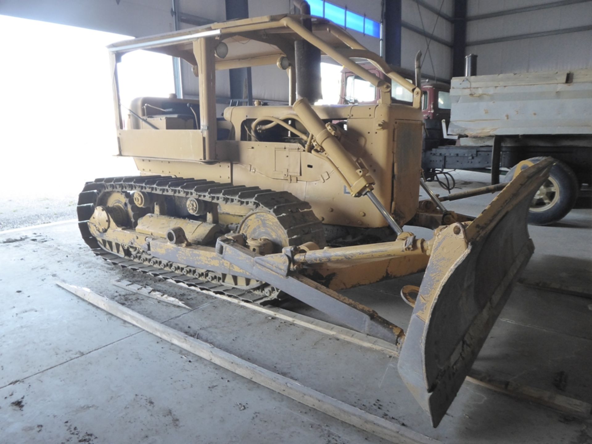 CATERPILLAR D6 CRAWLER W/CANOPY & DOZER S/N 44A 7111