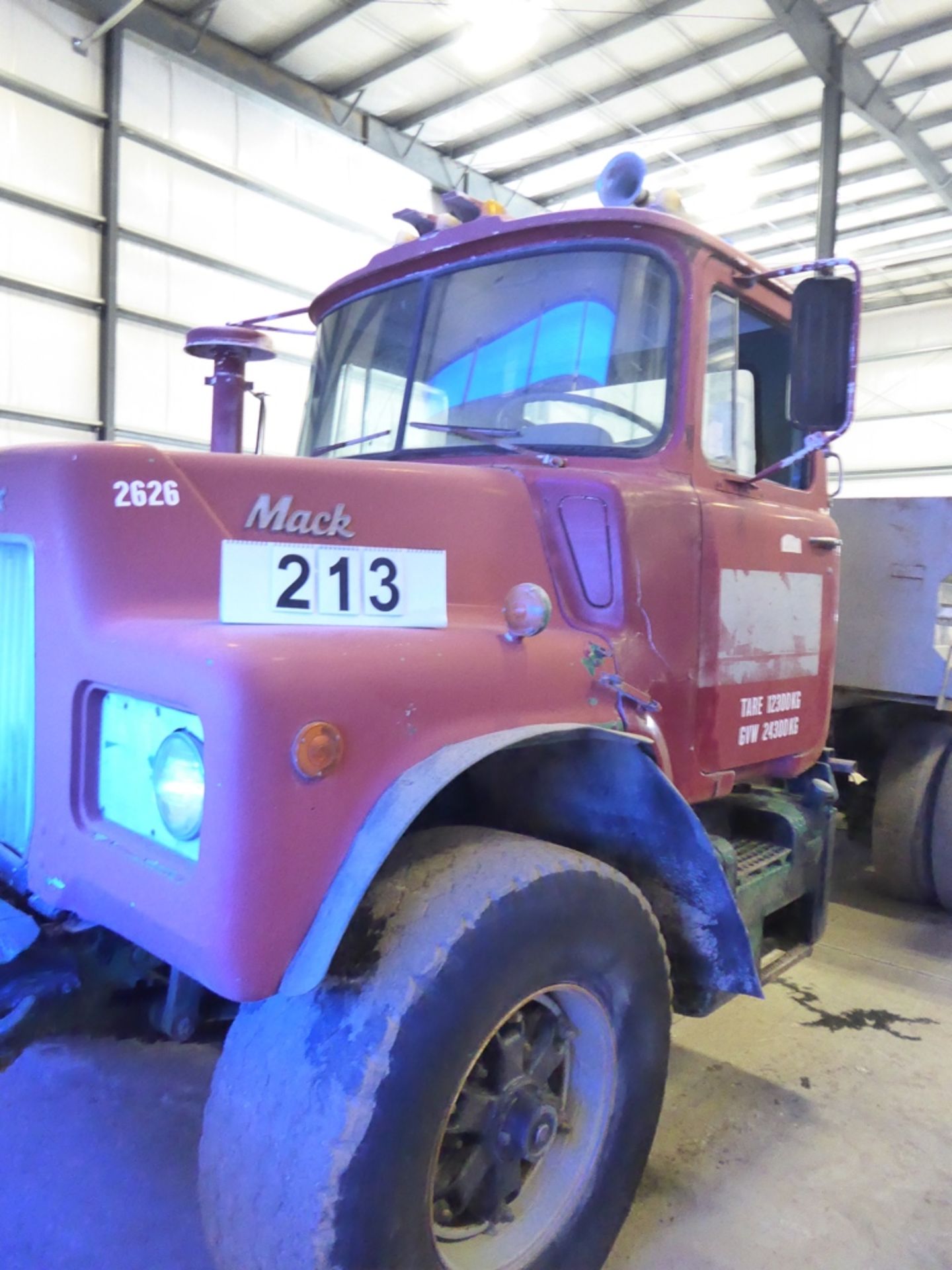 MACK DM611S T/A GRAVEL TRUCK W/10 YYARD GRAVEL BOX, 144,484 MILES SHOWING, S/N 4052 - Image 4 of 9