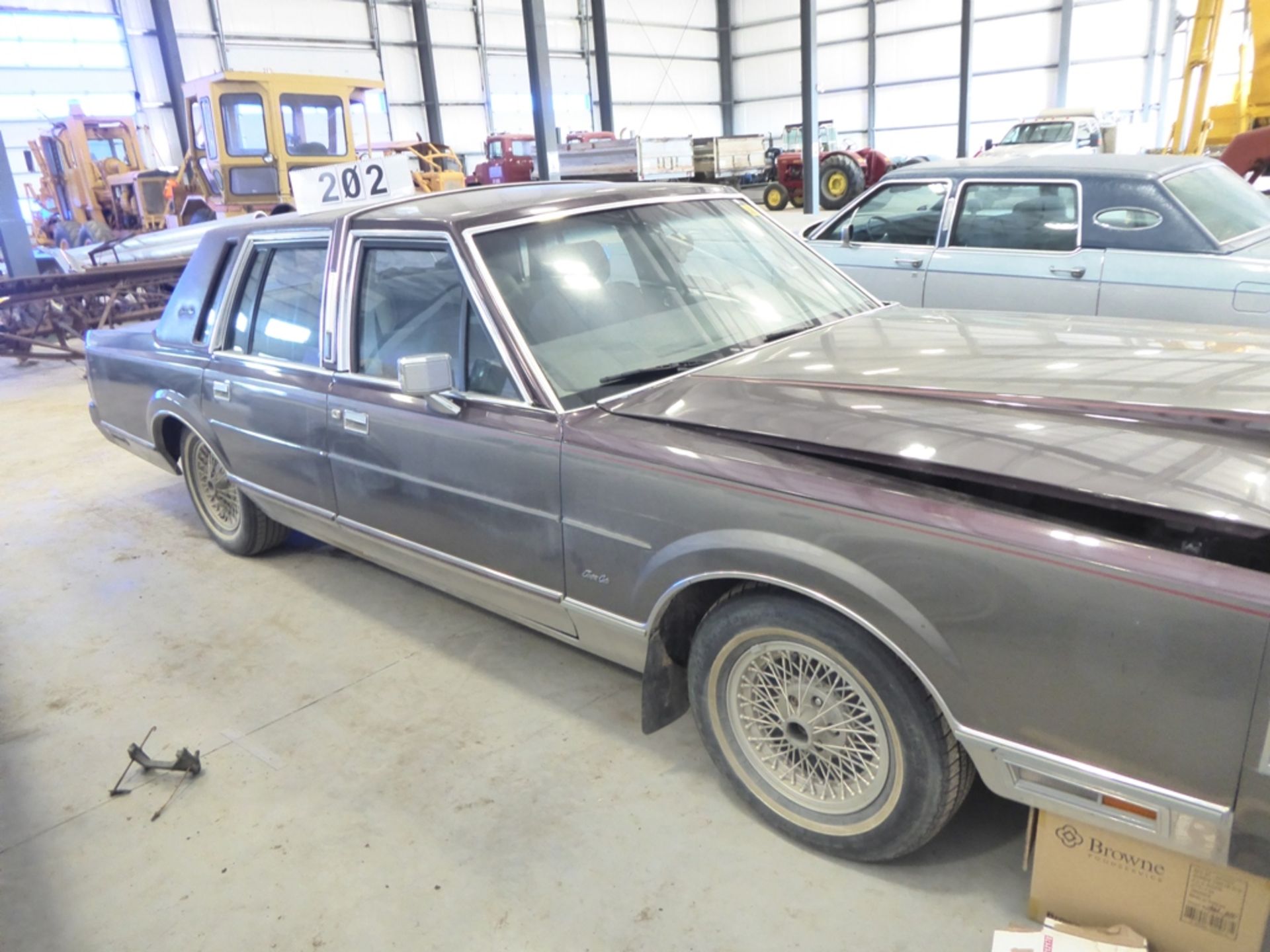 1987 LINCOLN TOWN CAR SIGNATURE SERIES, 4DR 275,694 KM SHOWING, S/N 1LNBM82F0JY631990 - Image 2 of 4