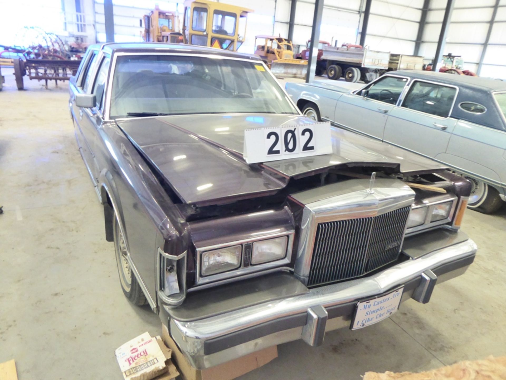 1987 LINCOLN TOWN CAR SIGNATURE SERIES, 4DR 275,694 KM SHOWING, S/N 1LNBM82F0JY631990