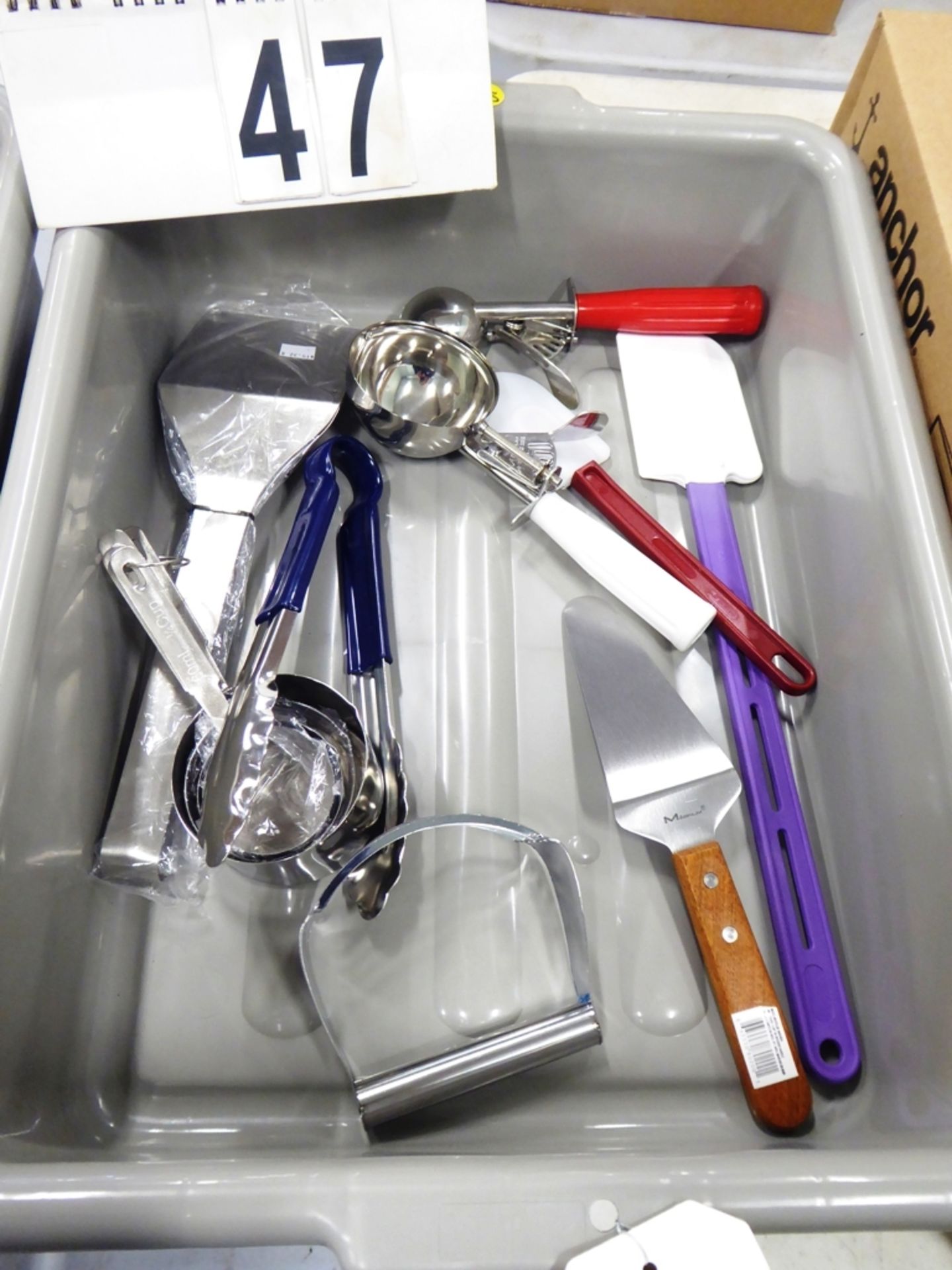 L/O(NEW)PIE SERVER, ICE CREAM/DOUGH SCOOPS, PANINI TONG, PASTRY BLENDER, MEASURING CUPS, SPATULAS