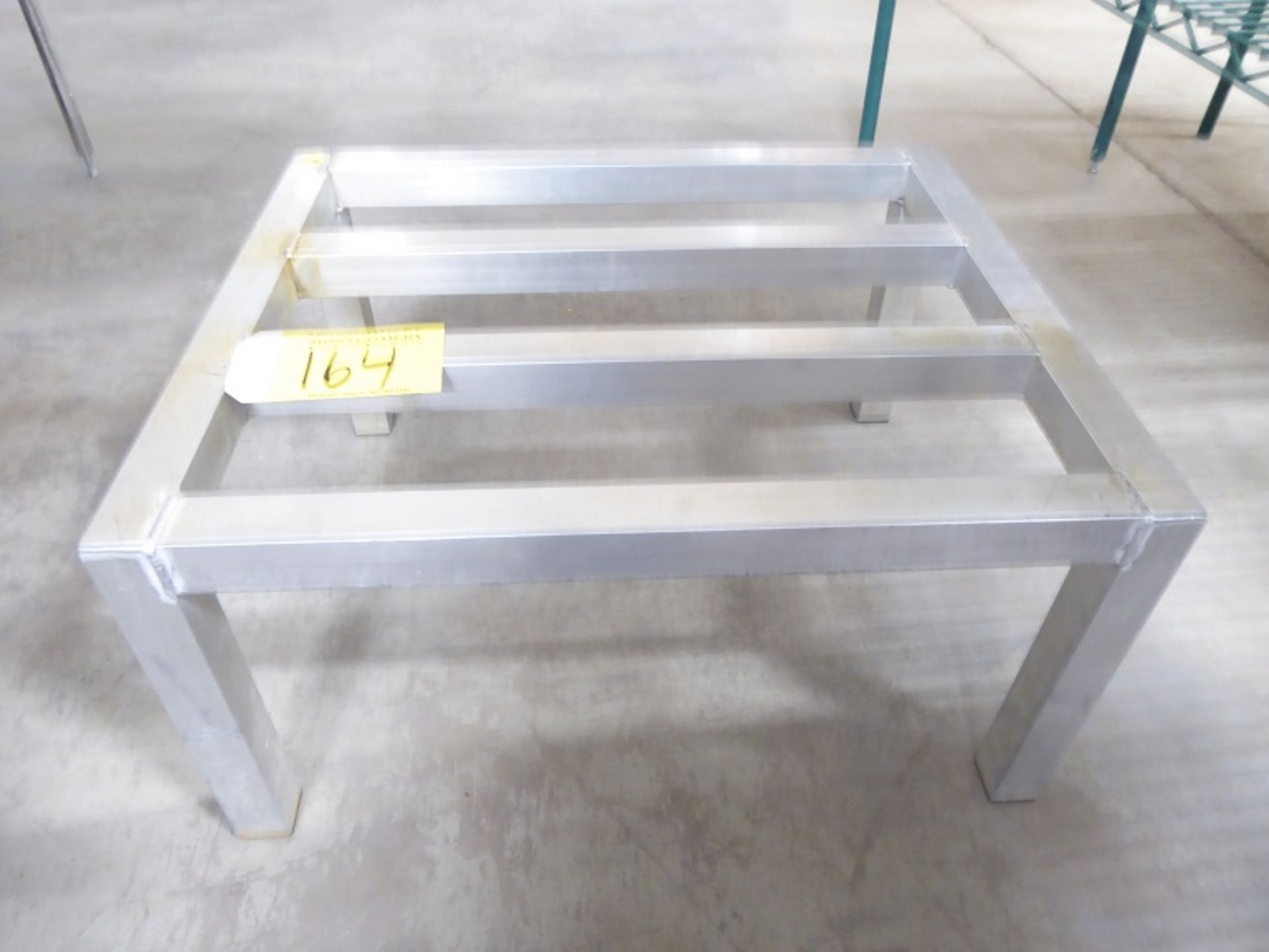 ALUMINUM EQUIPMENT STAND