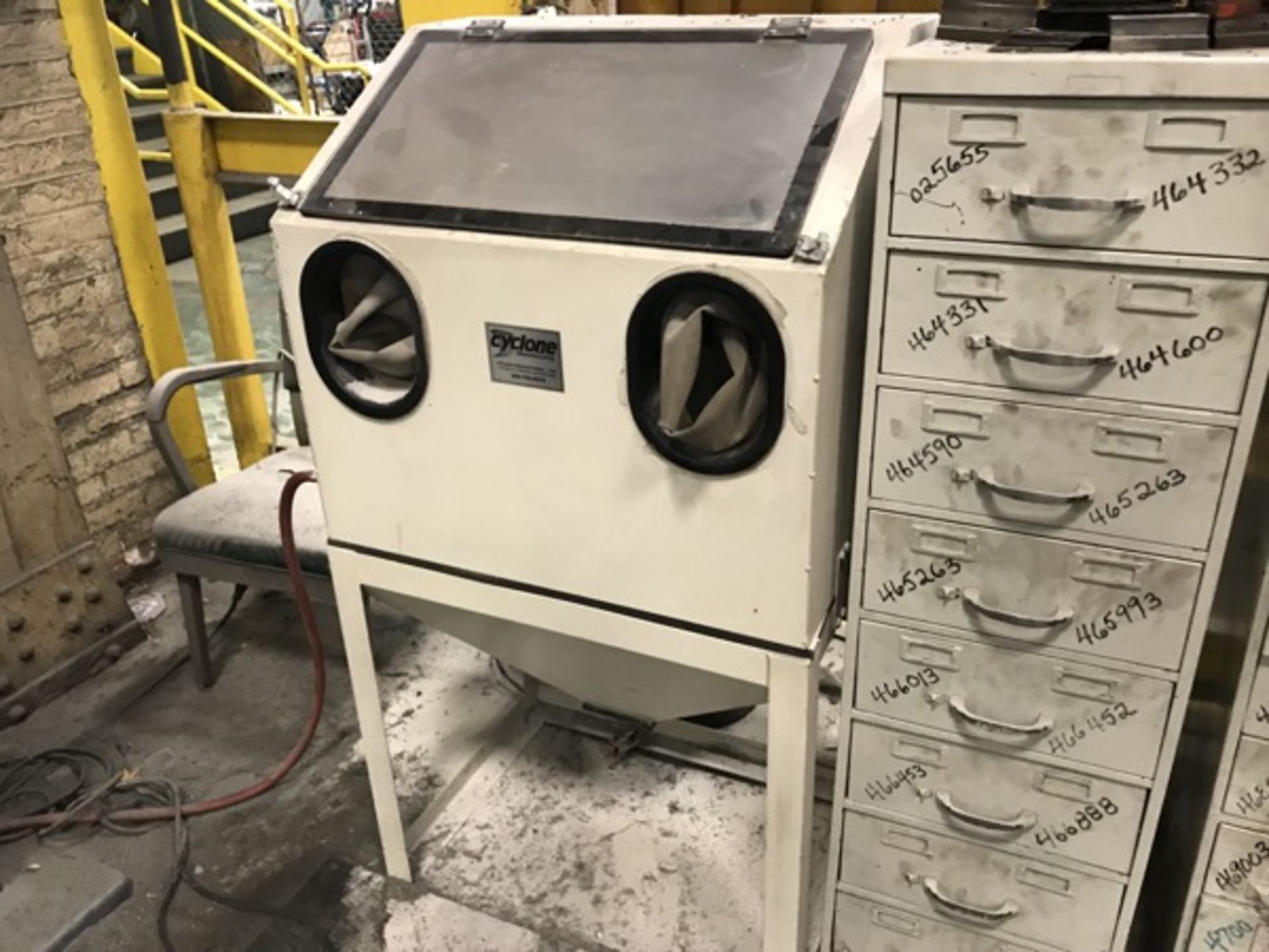 Cyclone Blast Cabinet With Dust Collector