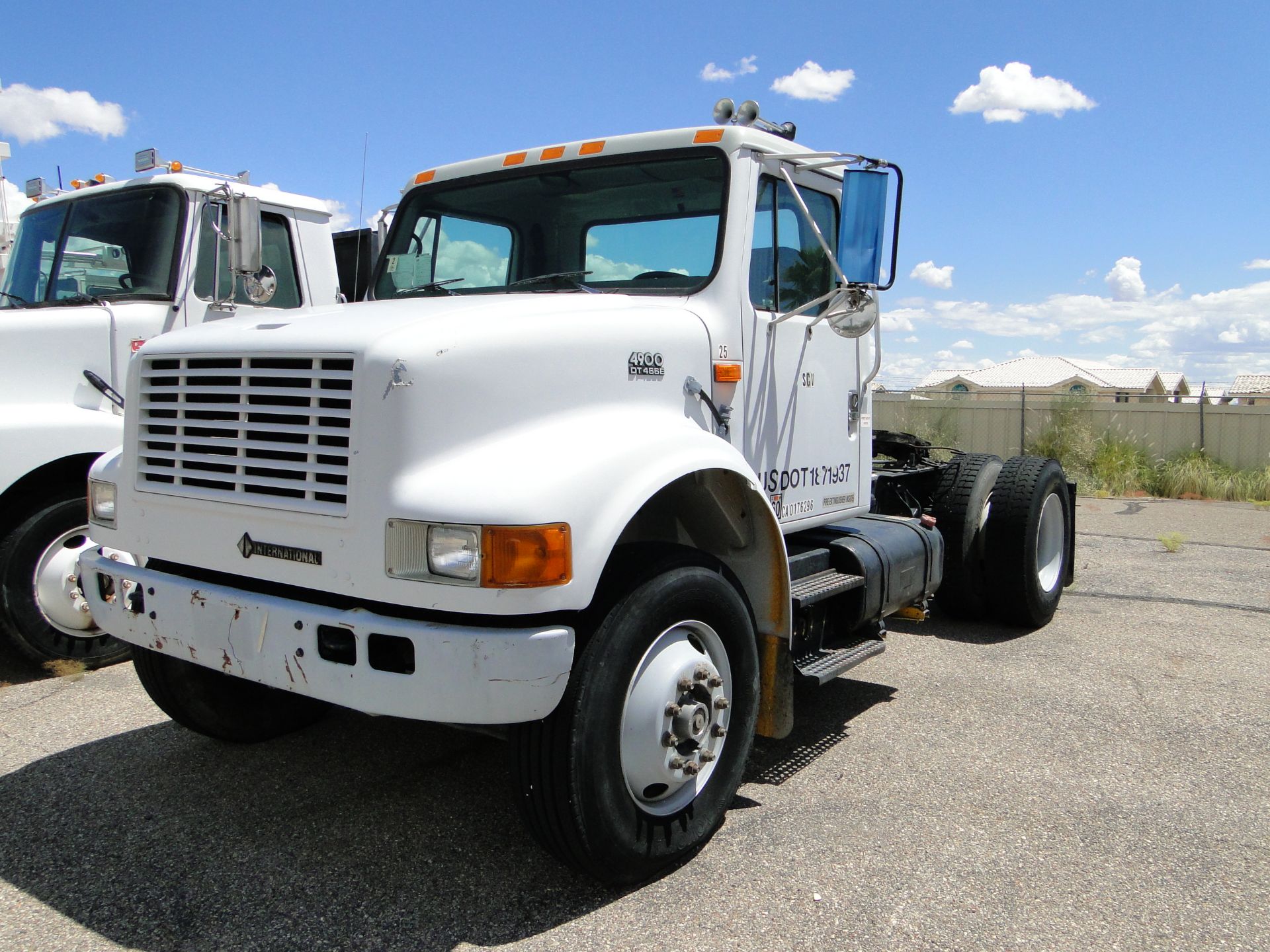 1998 MACK INTERNATIONAL TRUCK TRACTOR, MODEL 4900 DT 466E, DIESEL, 6 SPEED, FLAT TIRE, 254,000 MILES