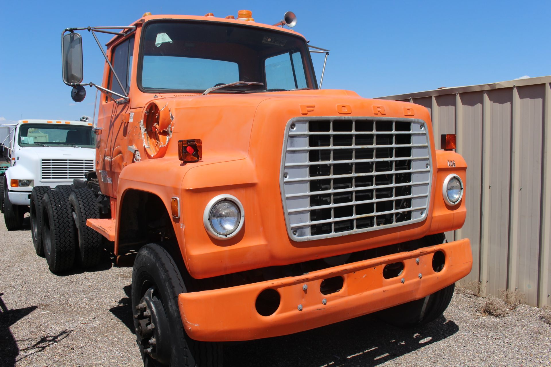 1980 FORD TRACTOR TRUCK, MODEL 9000, DIESEL (Damaged, see pictures); LOCATED IN FORT MOJAVE, AZ. - Image 2 of 8