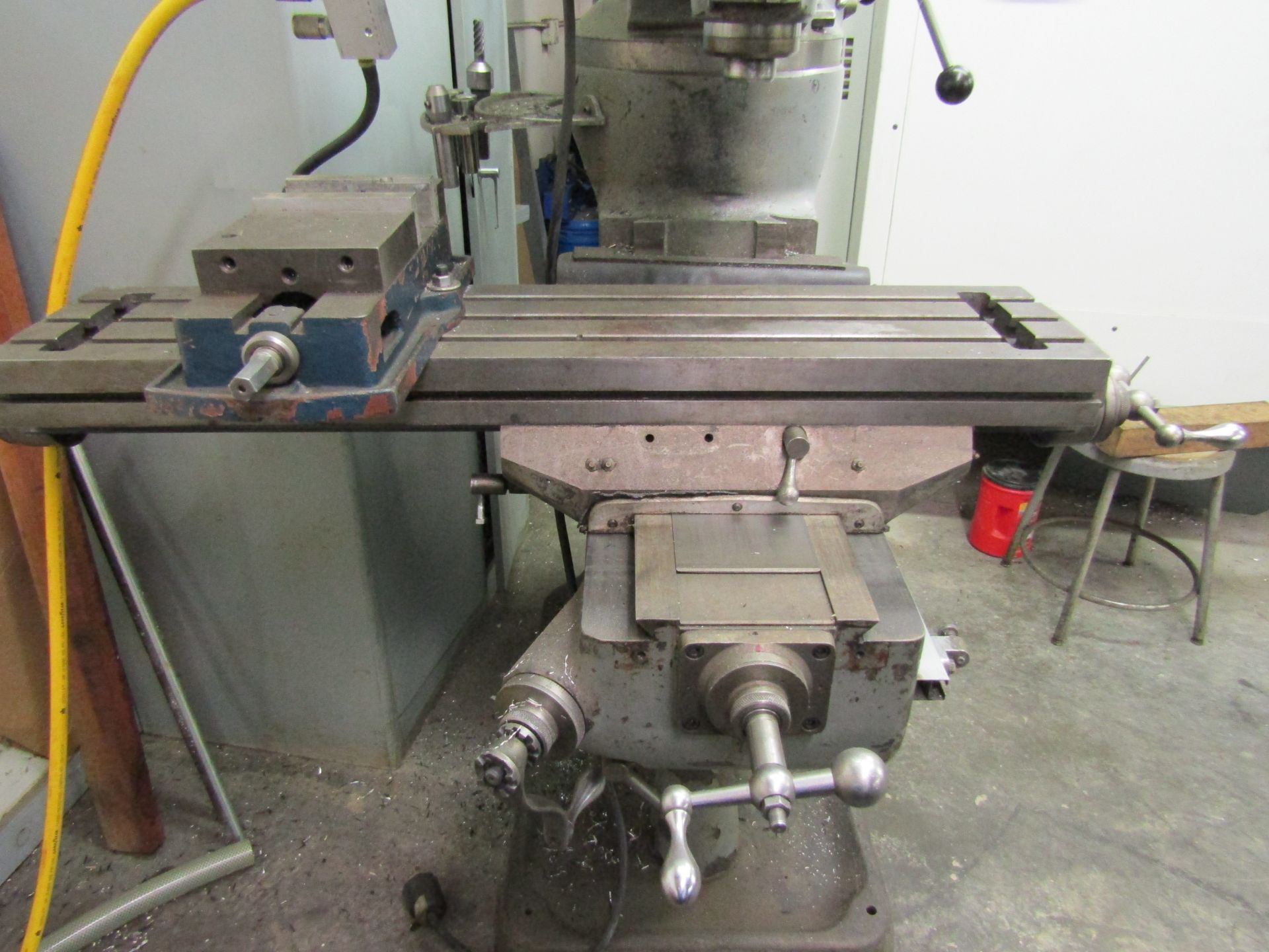 BRIDGEPORT VERTICAL MILLING MACHINE, J-HEAD 9"x42" TABLE, STEP PULLEY, 80-2720 RPM, 2-8 COLLET, 6" - Image 3 of 4