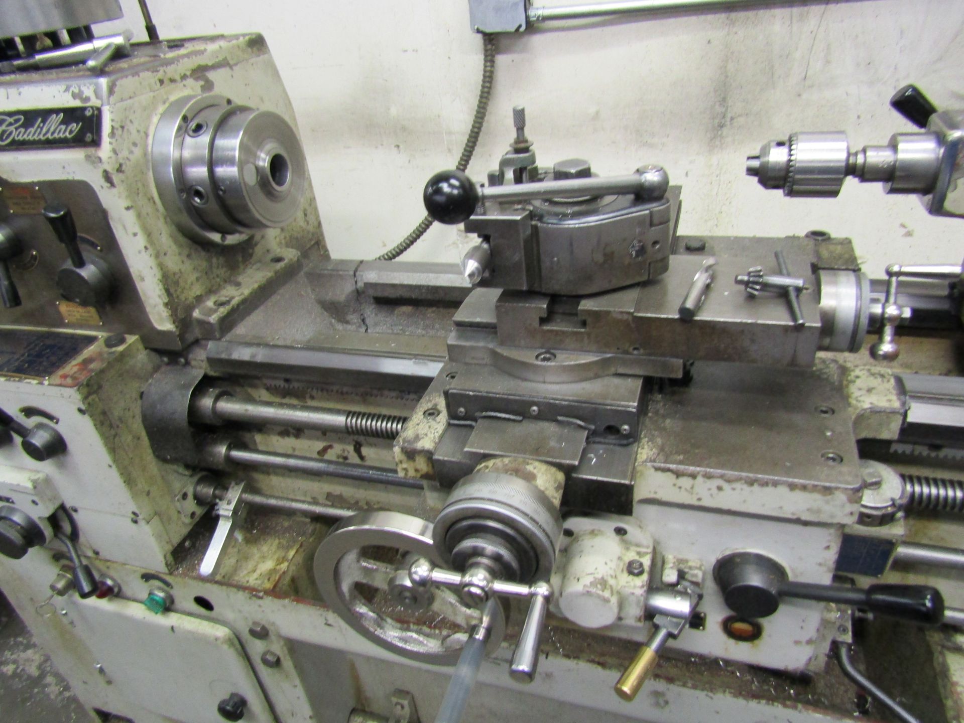 CADILLAC LATHE 14"x28" HARDENED BED WAY, COLLET CLOSER ATTACHEMENT, 6" 3 JAW CHUCK, TAILSTOCK, - Image 3 of 5