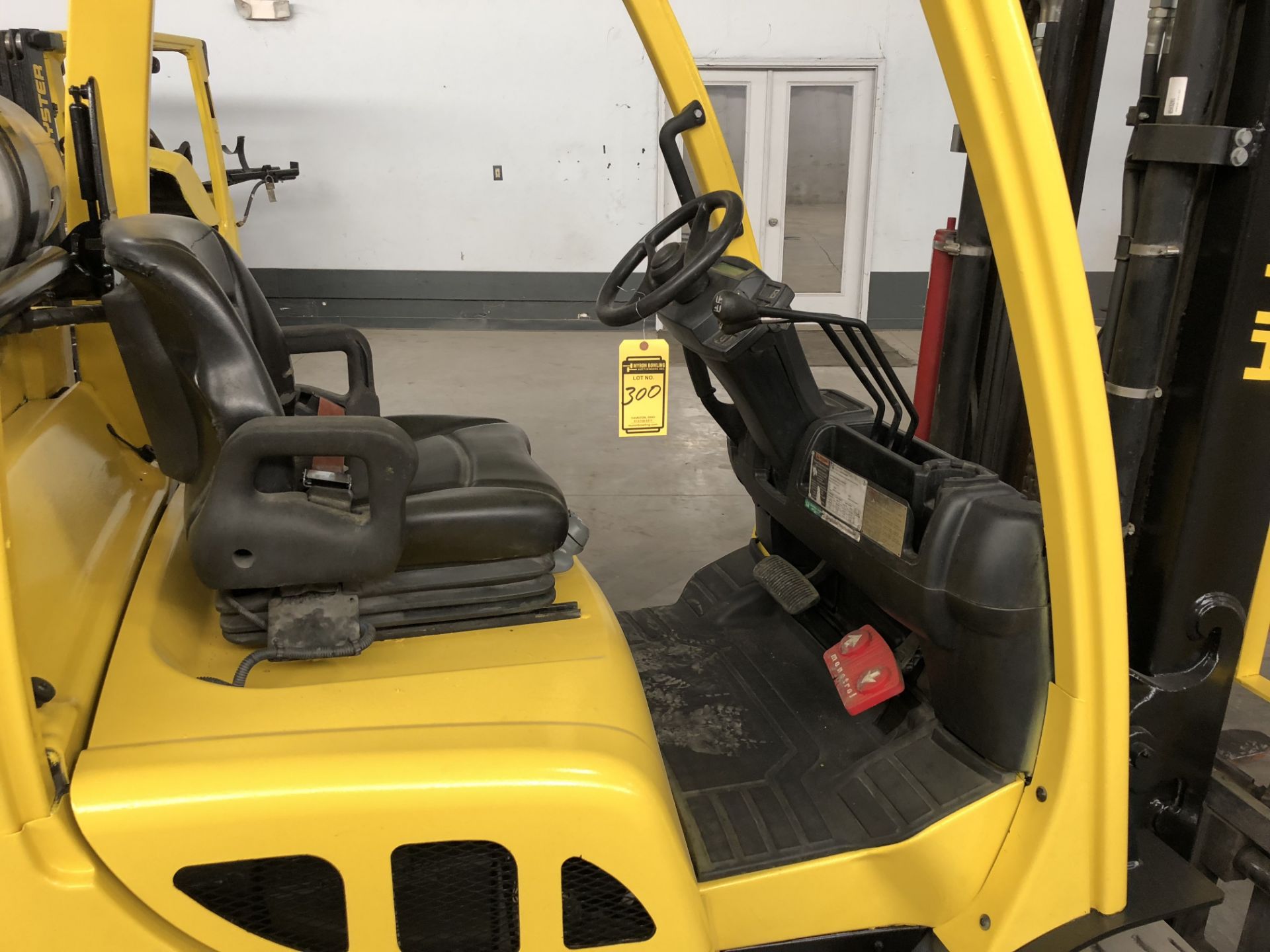 2012 HYSTER 8,000 LB. CAPACITY FORKLIFT; MODEL S80FT, LP, LEVER SHIFT, SOLID TIRES, 121'' RAISED/ - Image 5 of 6