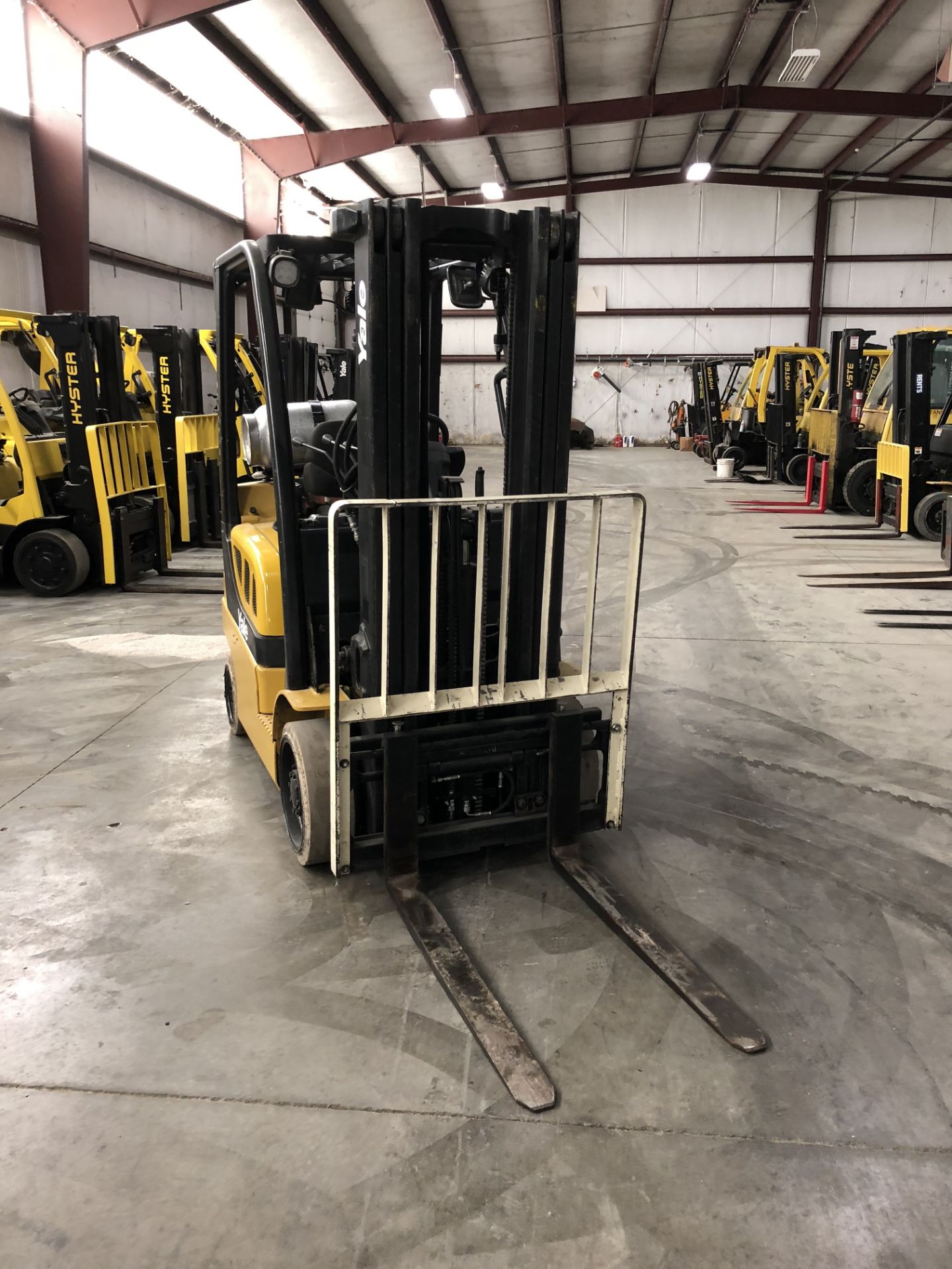 2012 YALE 5,000 LB. CAPACITY FORKLIFT; MODEL GLC050VX, LP, LEVER SHIFT, SOLID NON-MARKING TIRES, - Image 4 of 6