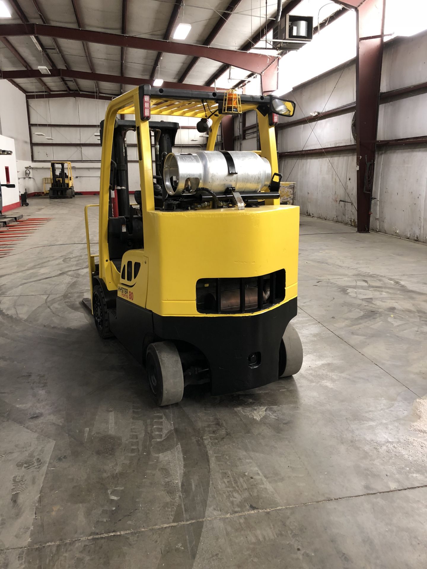 2012 HYSTER 8,000 LB. CAPACITY FORKLIFT; MODEL S80FT, LP, LEVER SHIFT, SOLID TIRES, 121'' RAISED/ - Image 4 of 6